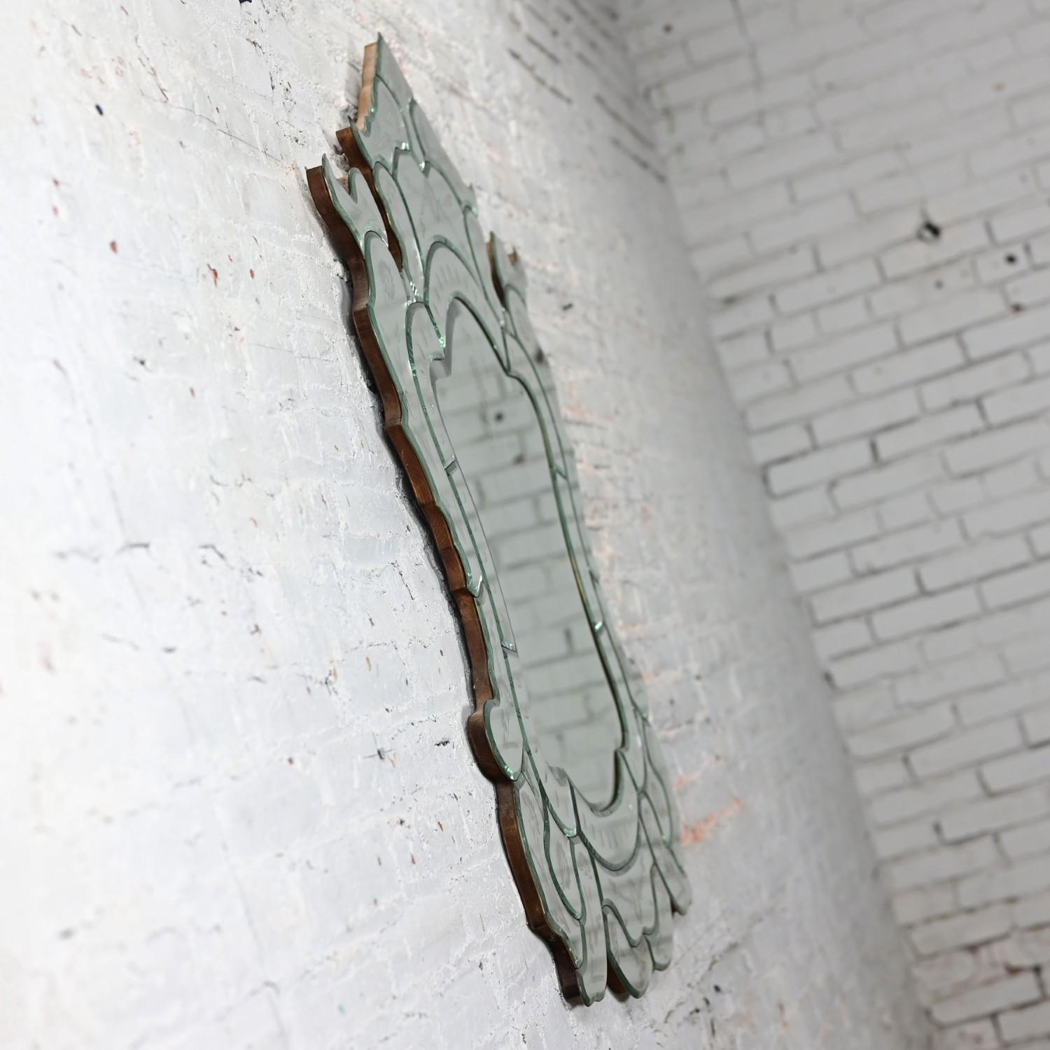 Vieux miroir mural vénitien italien en verre taillé sculpté et gravé en forme de bouclier en vente 5