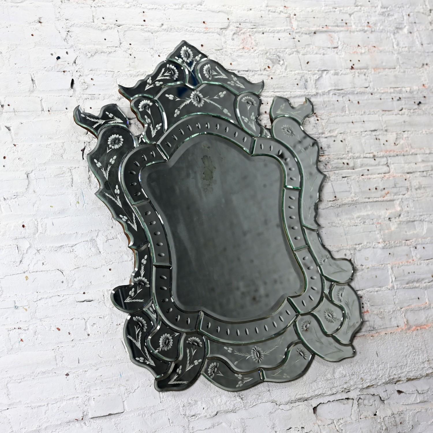 Vieux miroir mural vénitien italien en verre taillé sculpté et gravé en forme de bouclier en vente 7