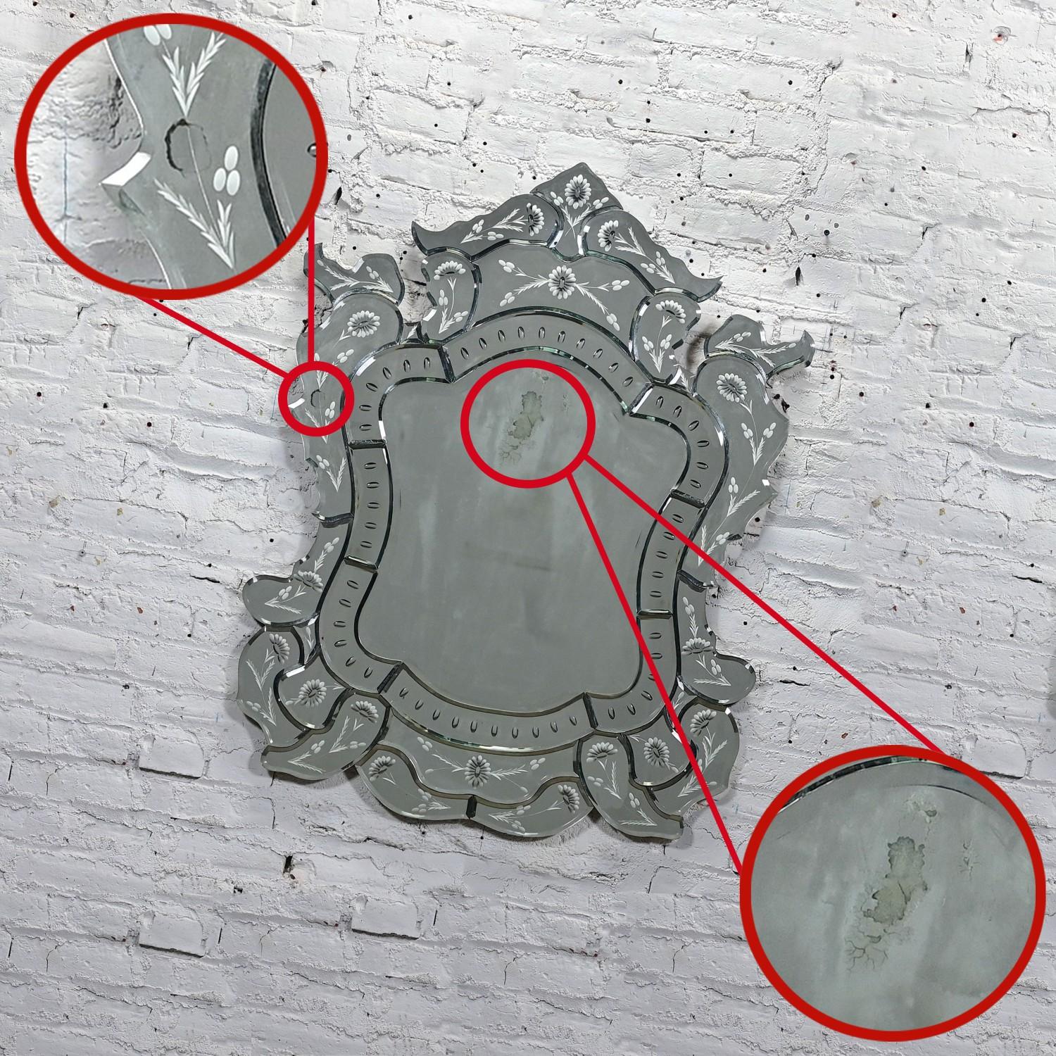 Vieux miroir mural vénitien italien en verre taillé sculpté et gravé en forme de bouclier en vente 8