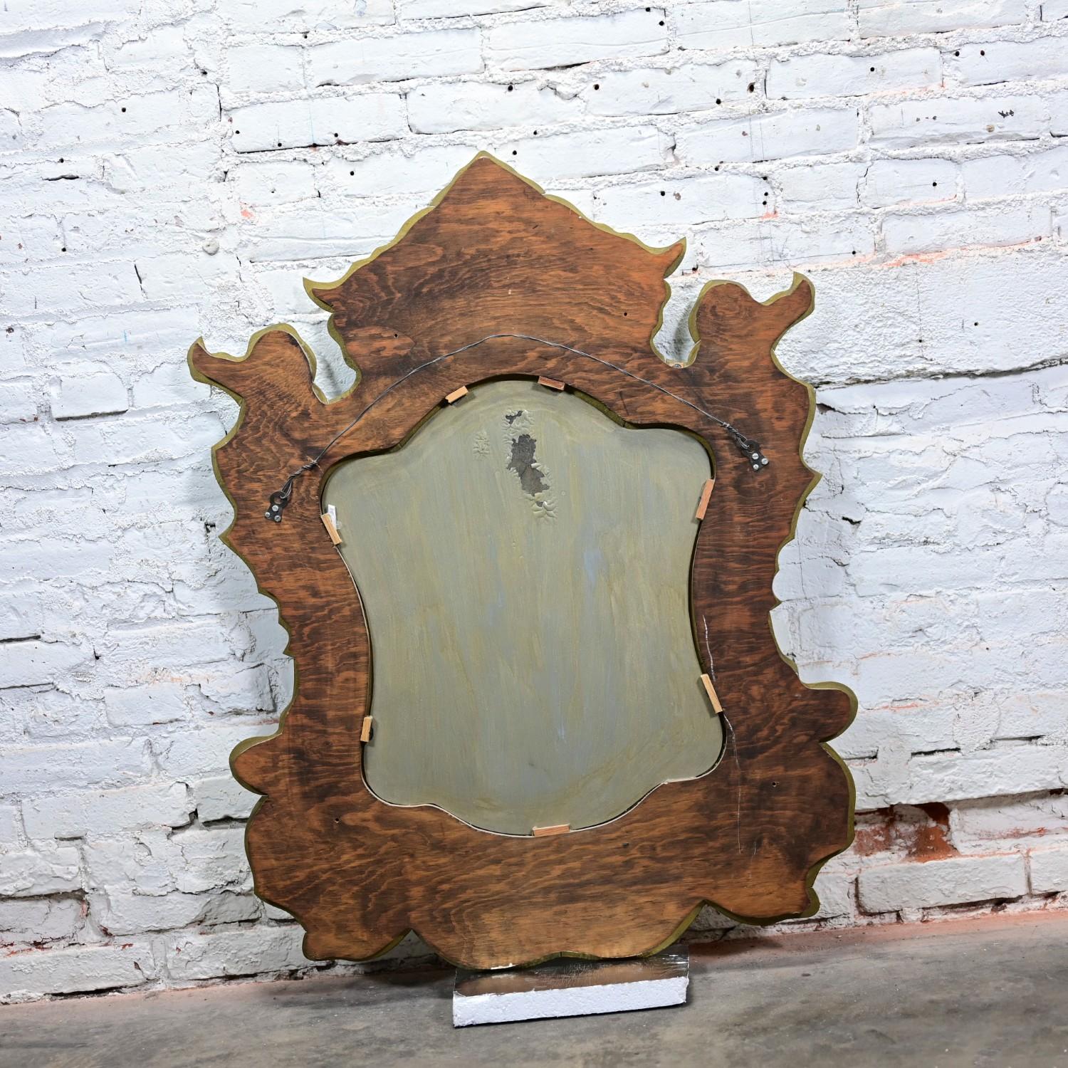 Vieux miroir mural vénitien italien en verre taillé sculpté et gravé en forme de bouclier en vente 10