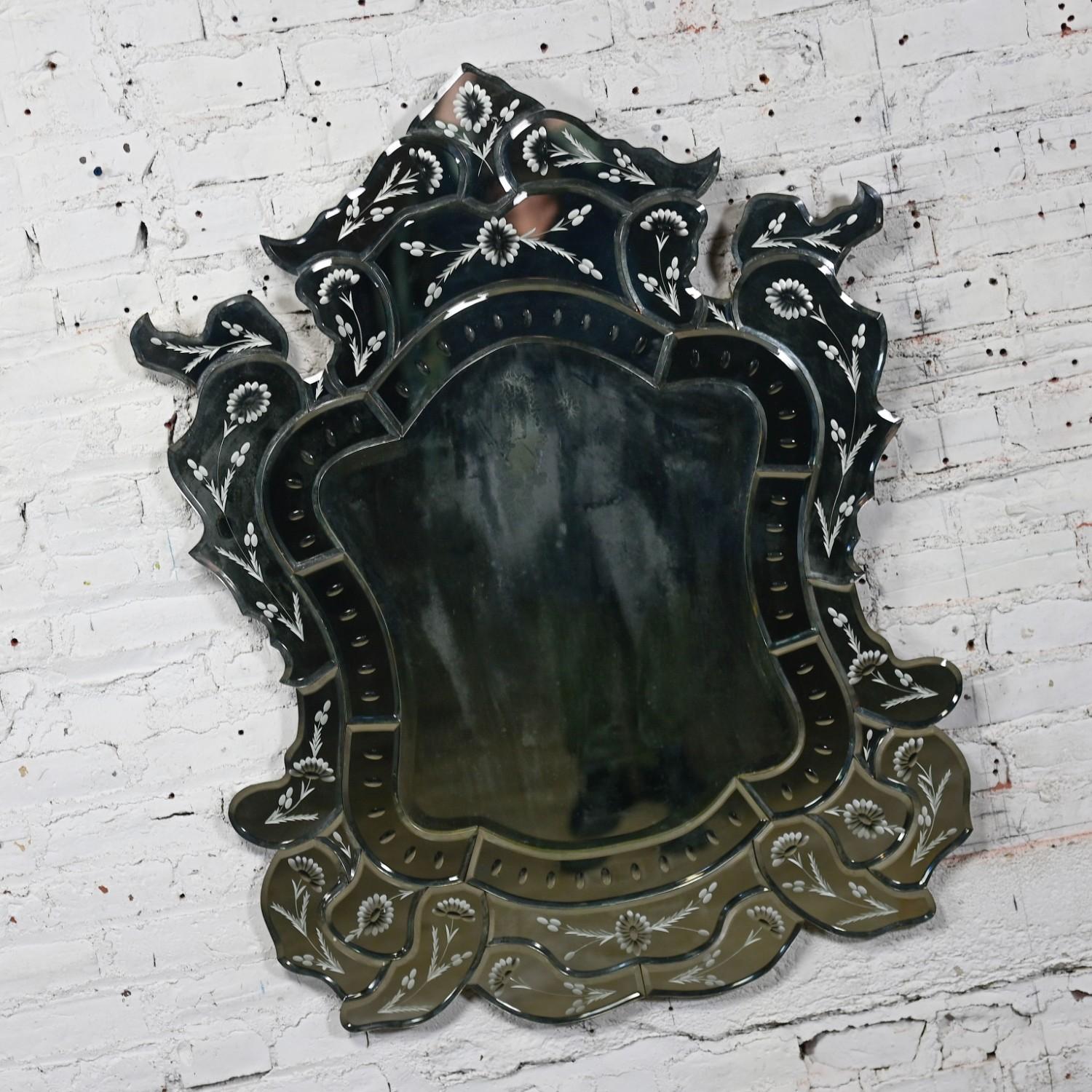 20ième siècle Vieux miroir mural vénitien italien en verre taillé sculpté et gravé en forme de bouclier en vente