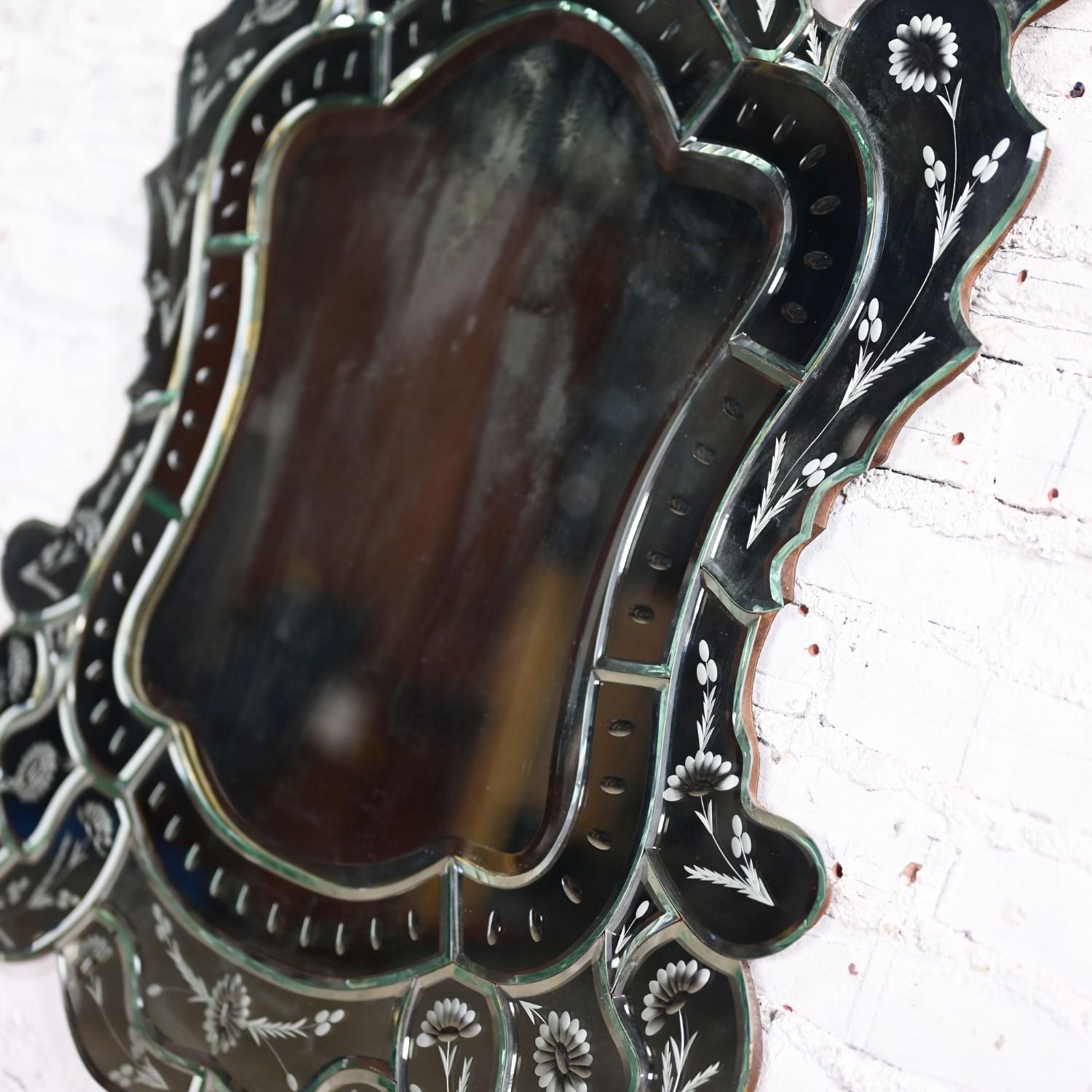 Argent Vieux miroir mural vénitien italien en verre taillé sculpté et gravé en forme de bouclier en vente