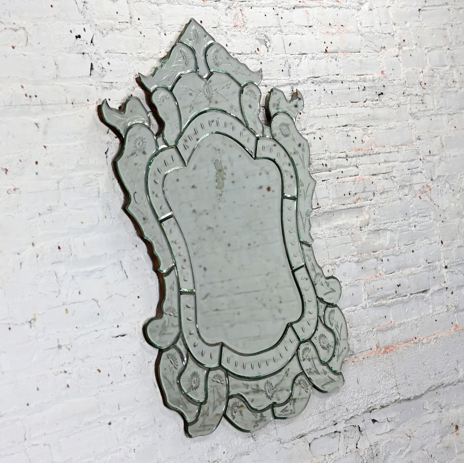 Vieux miroir mural vénitien italien en verre taillé sculpté et gravé en forme de bouclier en vente 1