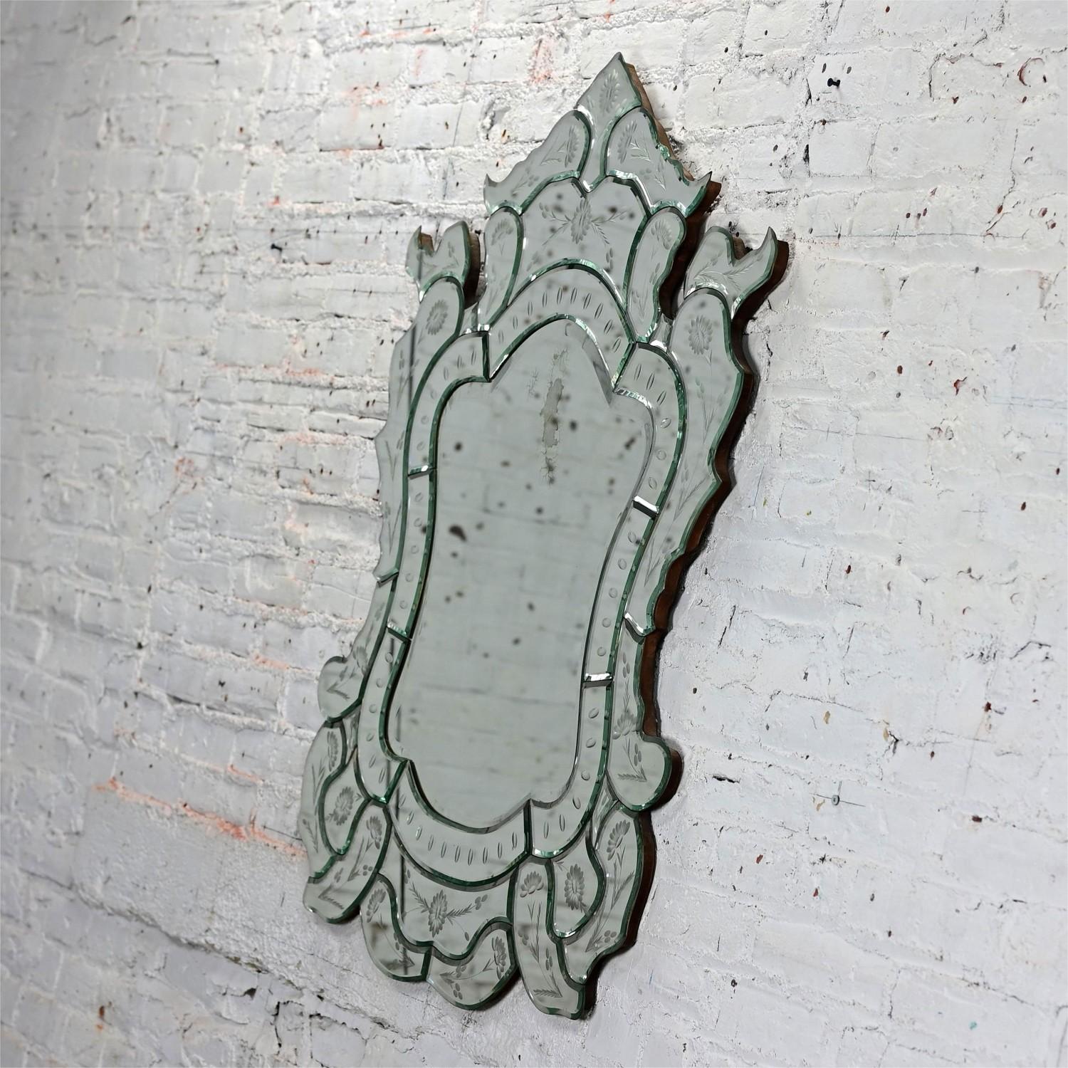 Vieux miroir mural vénitien italien en verre taillé sculpté et gravé en forme de bouclier en vente 2