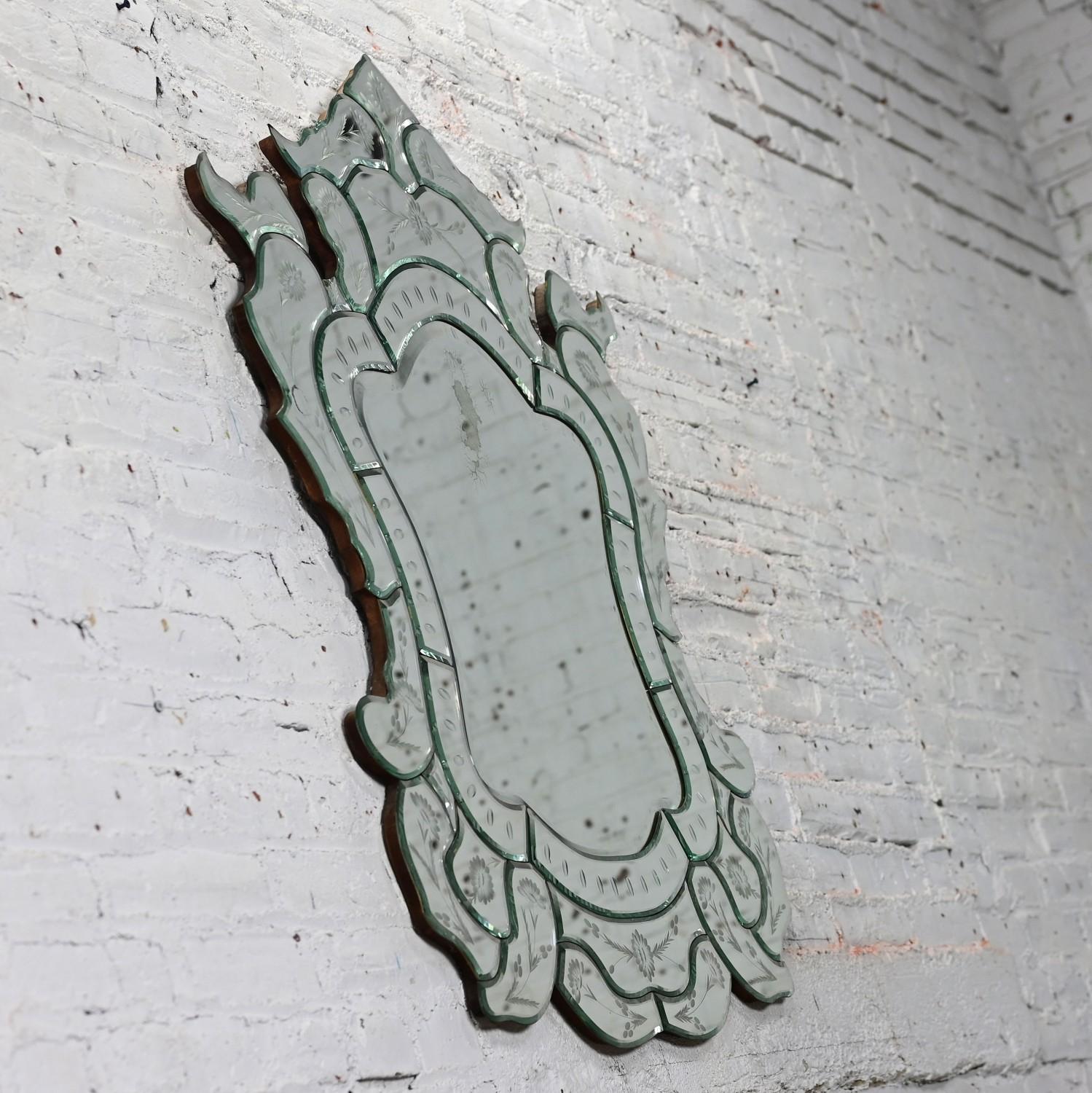 Vieux miroir mural vénitien italien en verre taillé sculpté et gravé en forme de bouclier en vente 3