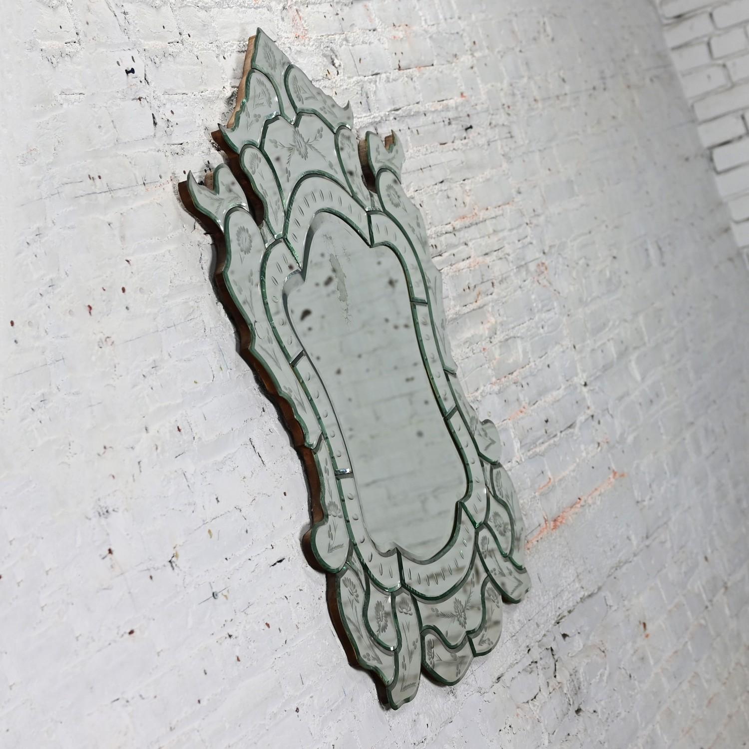 Vieux miroir mural vénitien italien en verre taillé sculpté et gravé en forme de bouclier en vente 4