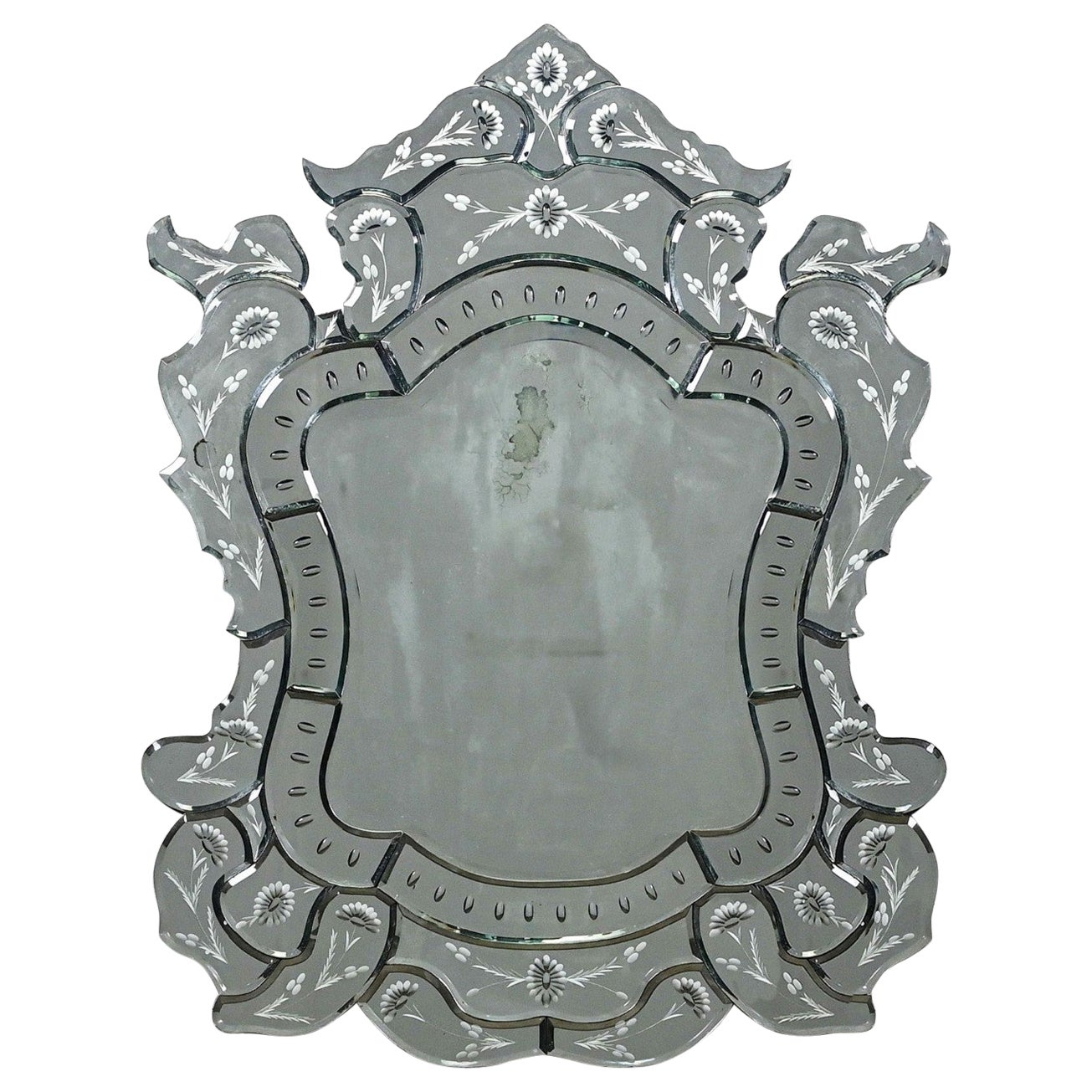 Vieux miroir mural vénitien italien en verre taillé sculpté et gravé en forme de bouclier en vente