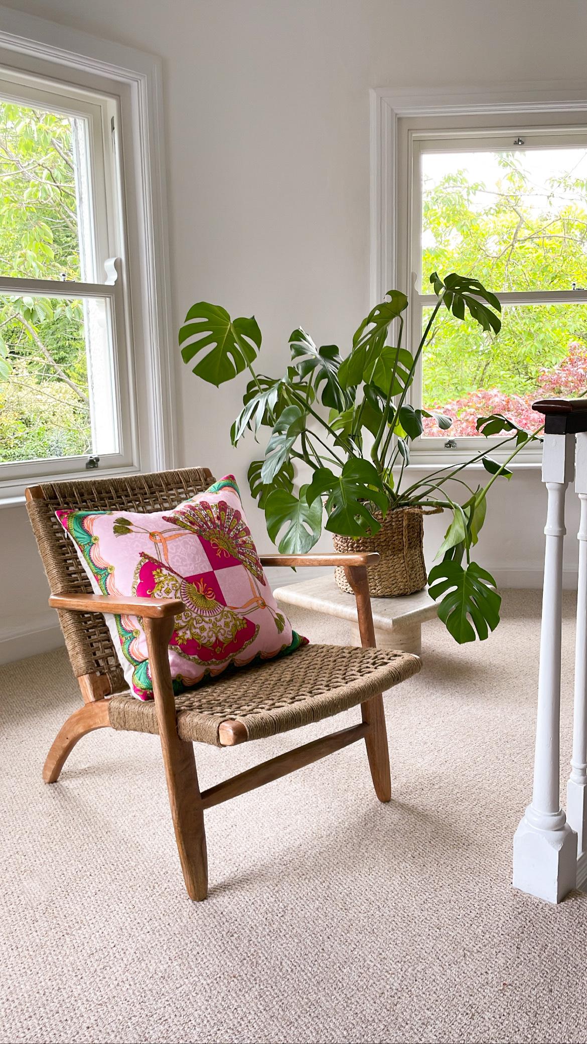 Katie Larmour Studio es el fabricante original de almohadas bufanda vintage. Nuestras creaciones, que adquirieron notoriedad por sus ideas y creaciones únicas en 2013 (aparecieron en medios como el Financial Times y se vendieron por primera vez en