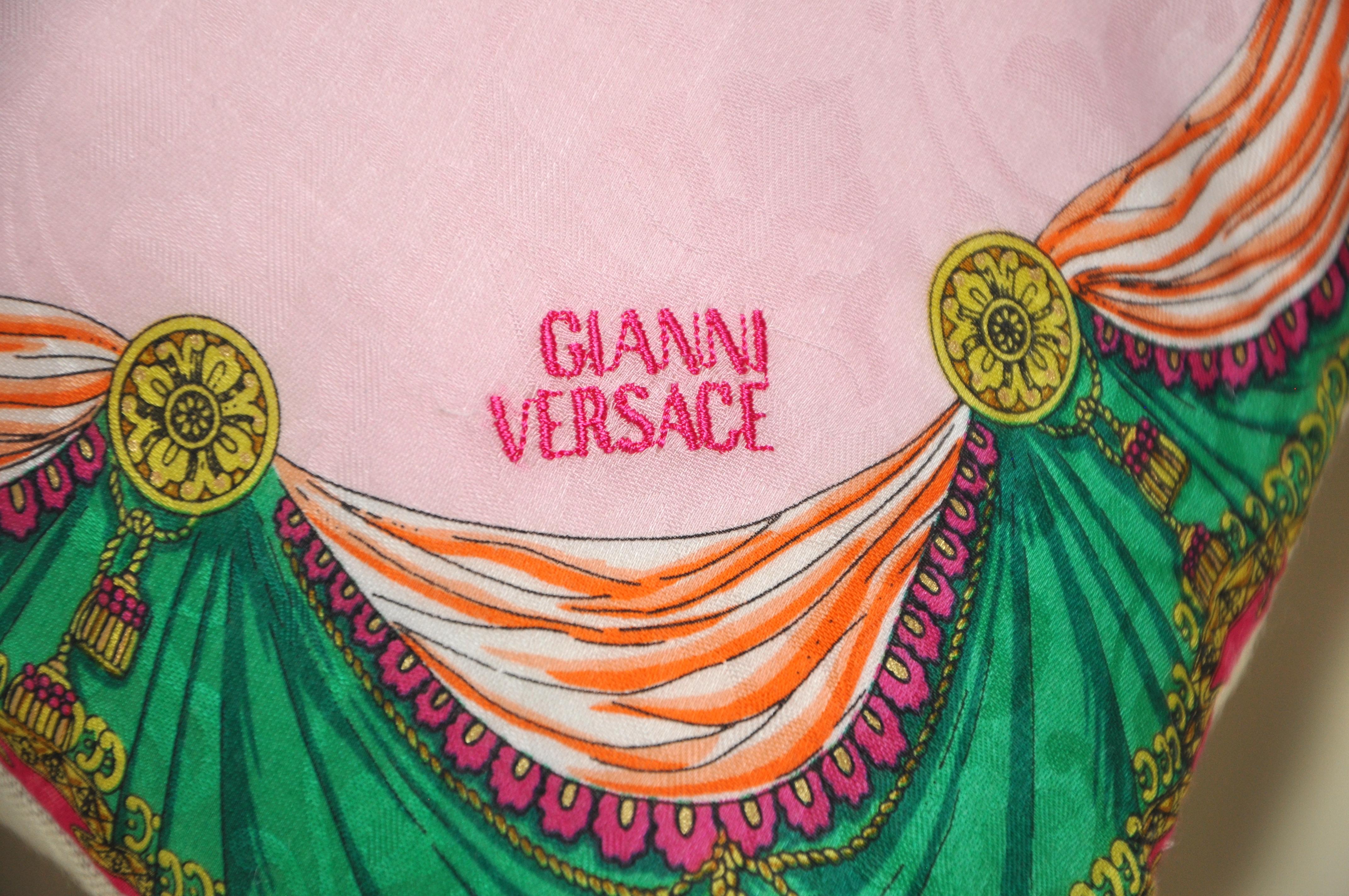 Art déco Versace écharpe éventail italienne vintage en lin irlandais rose et vert en vente