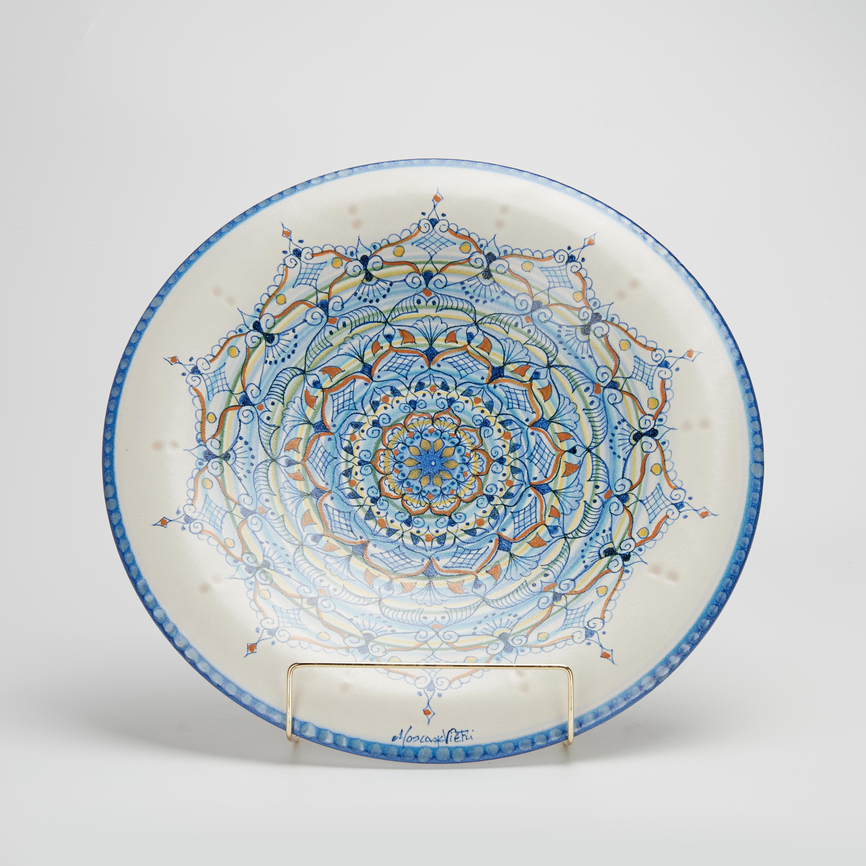 Bezaubernder italienischer Teller oder Schale aus der Mitte des Jahrhunderts, handgefertigt aus Terrakotta in eleganter Form, handdekoriert mit einer extravaganten Blumenkomposition und glasiert. Signiert vom Künstler Vietri.