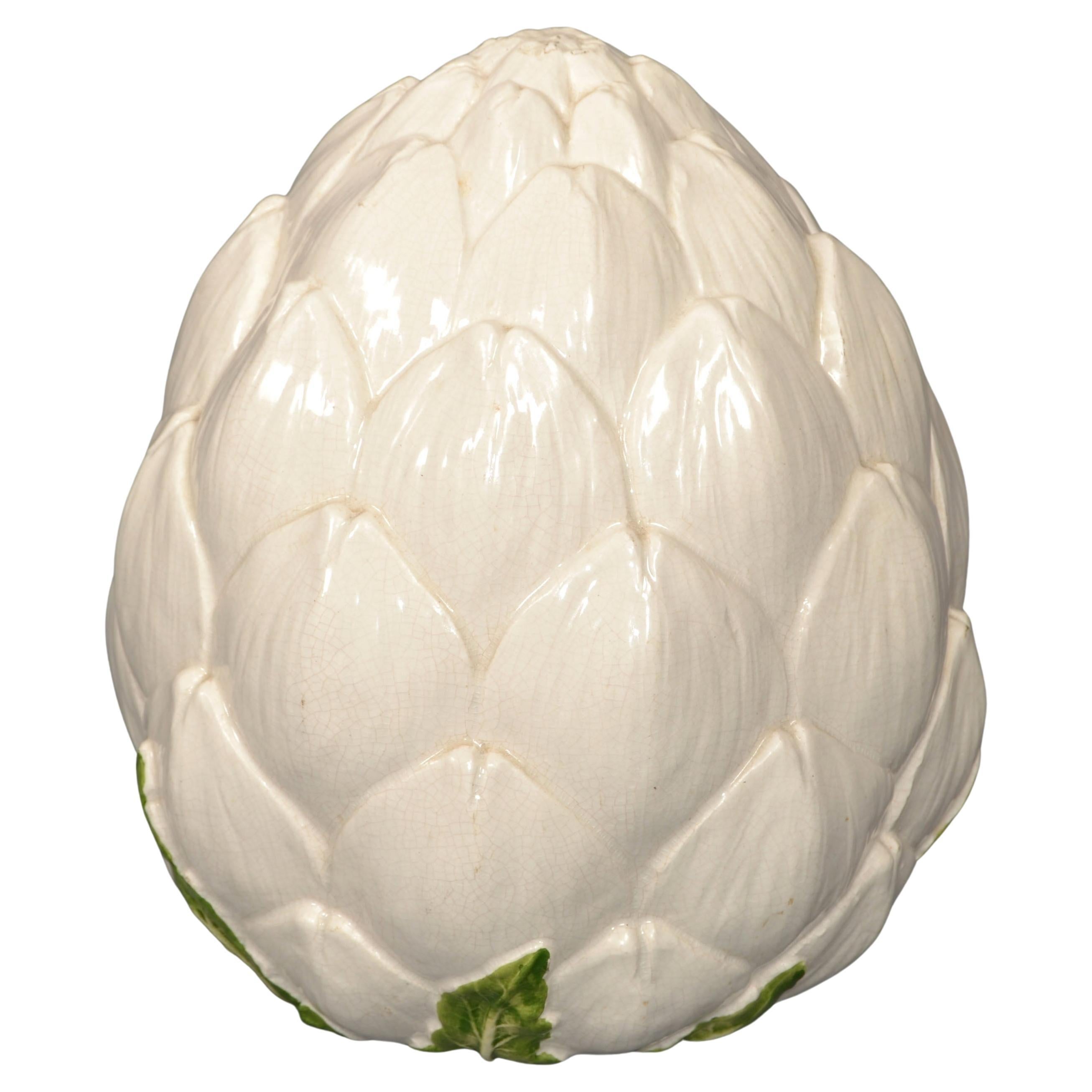 Incantevole scultura figurativa di carciofo in maiolica italiana vintage e chic, dipinta a mano nei colori Greene & Greene.
Prodotto in Italia per Vietri, Costiera Amalfitana.
Raffigura delle foglie intagliate a mano e realizzate in ceramica