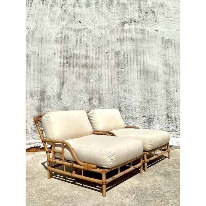 Descubre la serena elegancia de este par de tumbonas italianas vintage Vivai del Sud, testimonio del dominio de los materiales naturales por parte de la venerada casa de diseño italiana. Cada silla está meticulosamente hecha a mano con bambú de