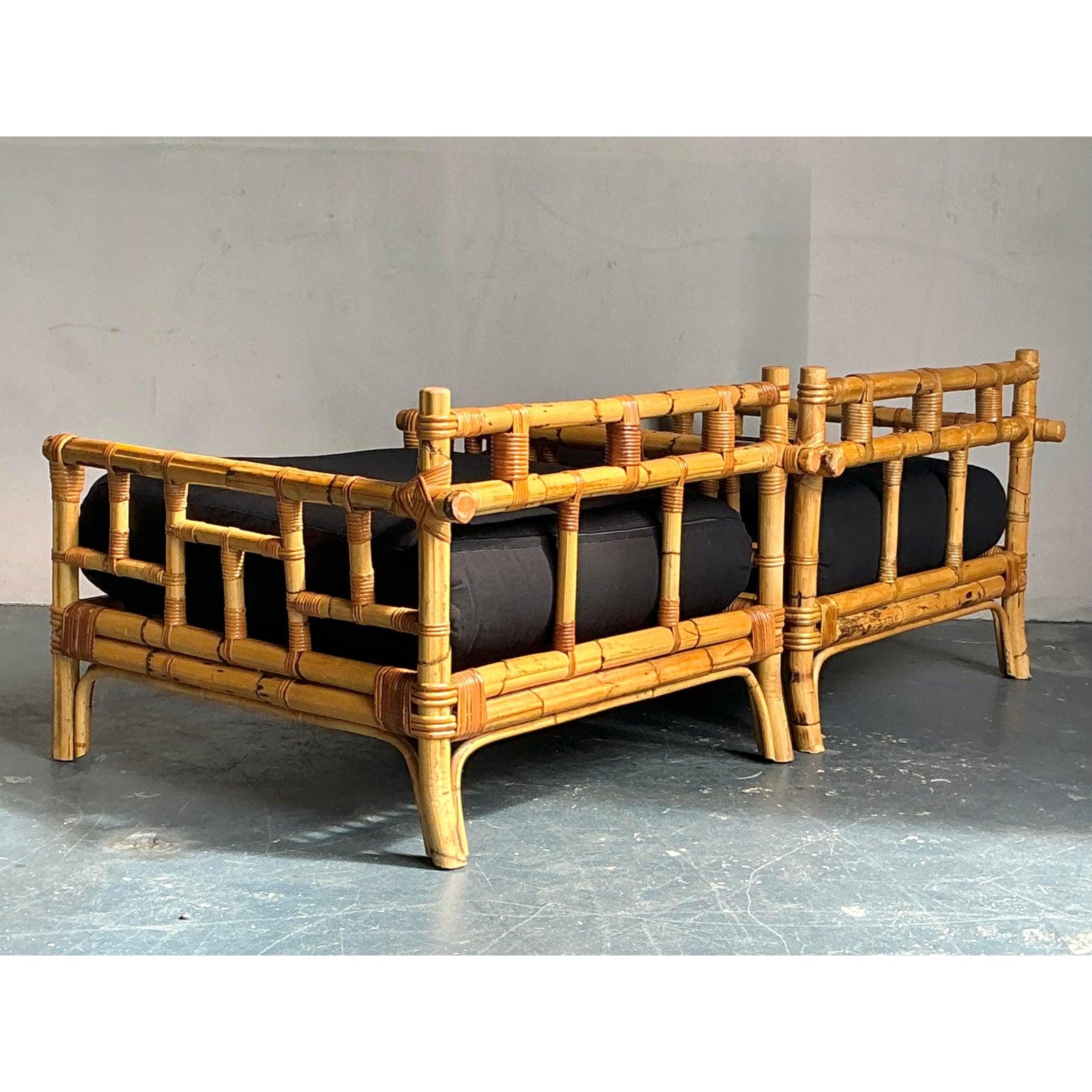 Tauchen Sie Ihren Raum in die luxuriöse, entspannte Eleganz dieser außergewöhnlichen Vintage-Loungesessel ein, die vom renommierten italienischen Designhaus Vivai Del Sud entworfen wurden. Dieses exquisite Paar zeigt die meisterhafte Kunstfertigkeit