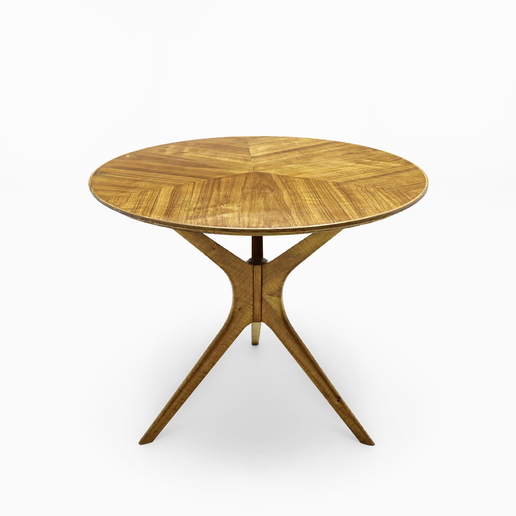 Insolite table d'appoint tri-symétrique en cerisier et bois satiné de style italien Vladimir Kagan.
  
Il s'agit d'une merveilleuse petite table d'appoint décorative créée dans le même style que les tables d'appoint tri-symétriques de Kagan, avec