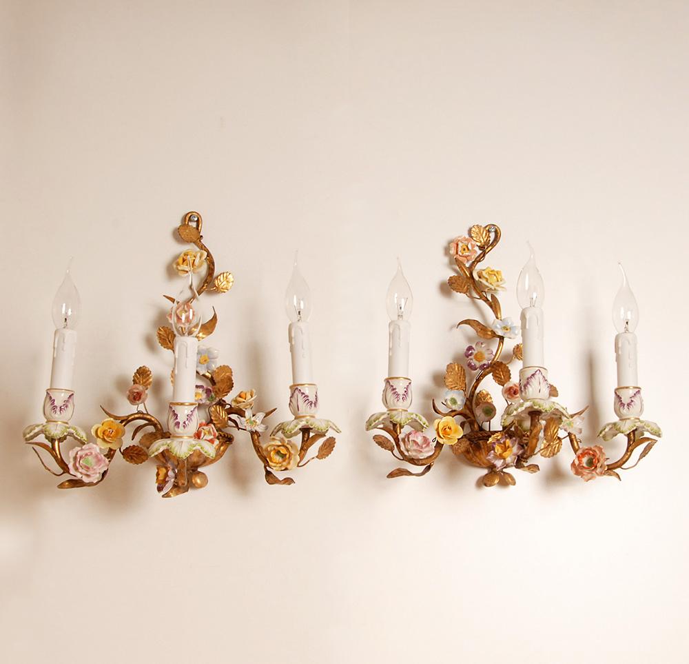 Vintage Italian Wall Lamps Gold Tole Florentiner Sconces Porcelain Roses a pair In Good Condition For Sale In Wommelgem, VAN