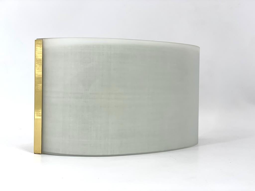 Applique vintage in vetro opaco e montatura dorata, serie disponibile.

Il design di questa lampada da parete è elegante, discreto e versatile, facile da inserire in un arredamento contemporaneo o d'epoca.

Il vetro è curvo su entrambi i lati e crea