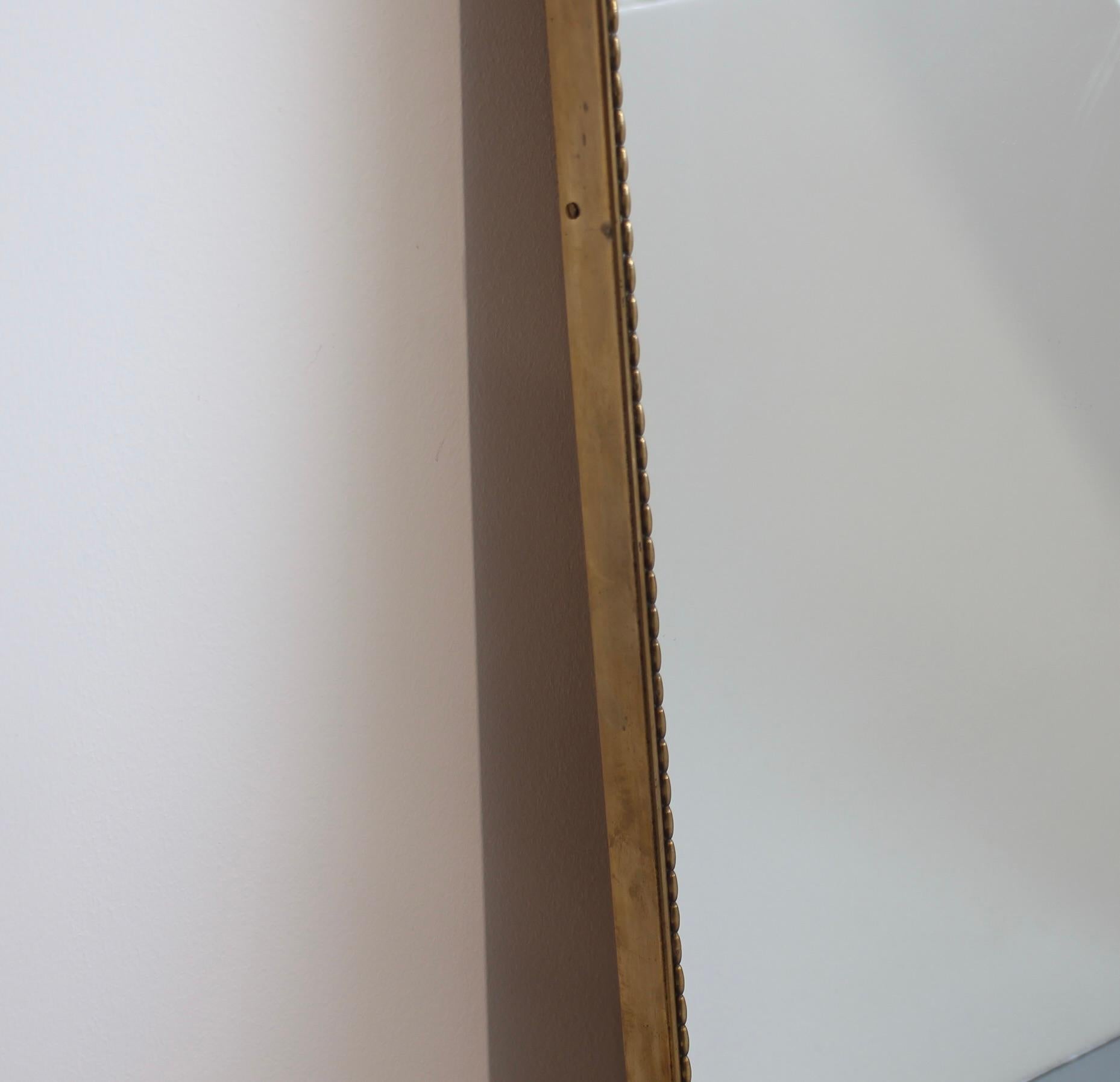 Italienischer Wandspiegel mit Messingrahmen und Perlenstickerei (ca. 1960er Jahre) im Angebot 2