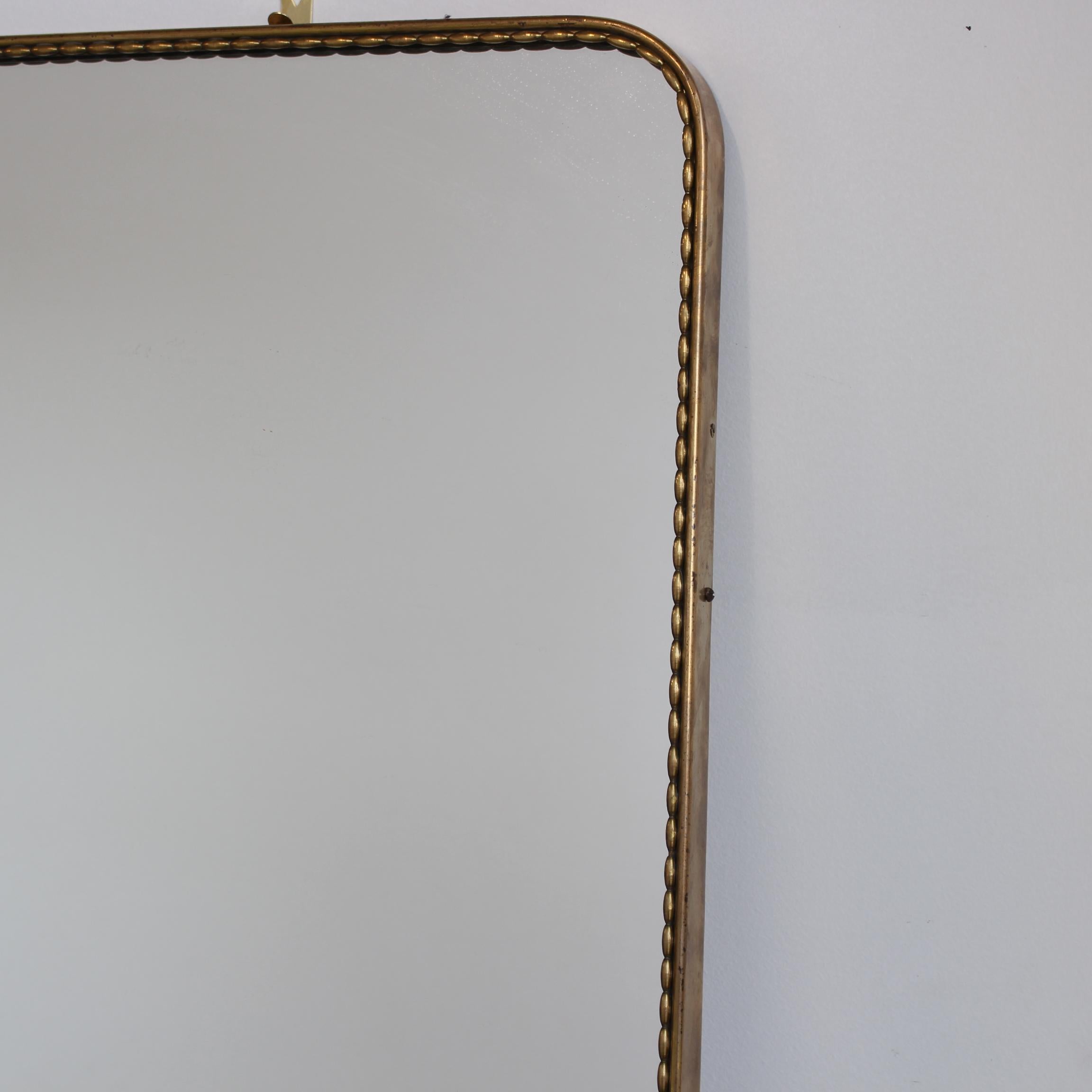 Italienischer Wandspiegel mit Messingrahmen und Perlenstickerei (ca. 1960er Jahre) im Angebot 4