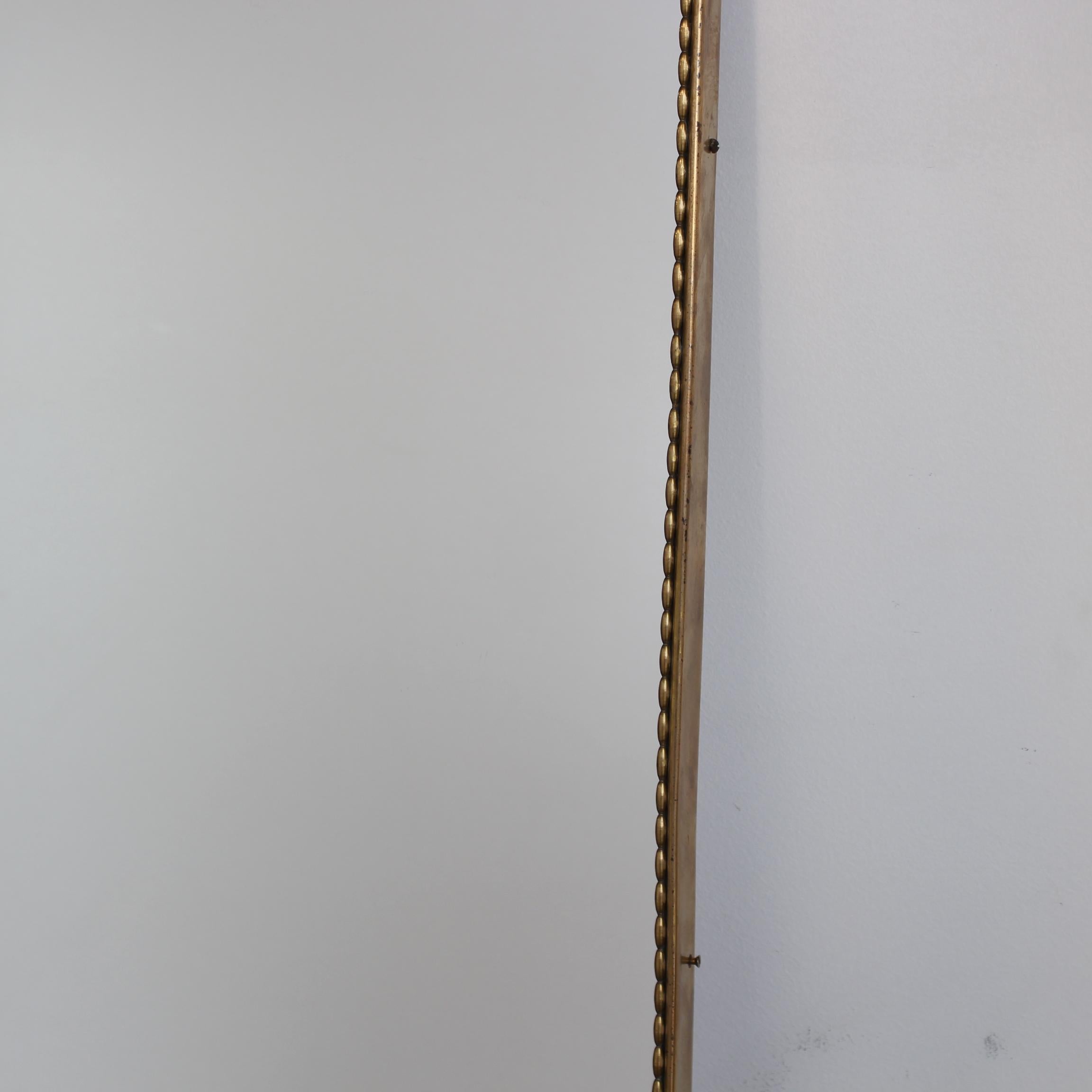 Italienischer Wandspiegel mit Messingrahmen und Perlenstickerei (ca. 1960er Jahre) im Angebot 5