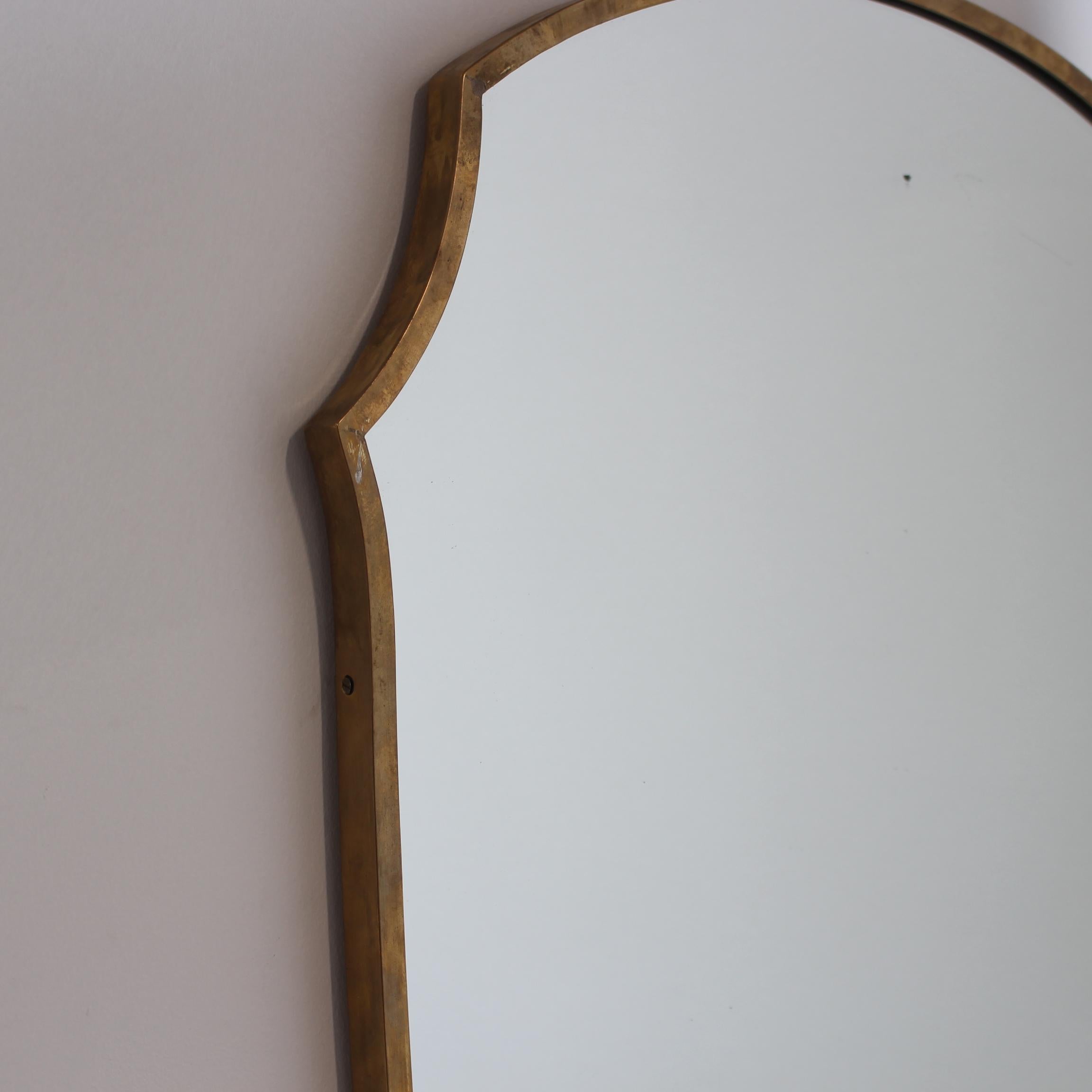 Italienischer Vintage-Wandspiegel mit Messingrahmen (ca. 1950er Jahre) (Mitte des 20. Jahrhunderts) im Angebot