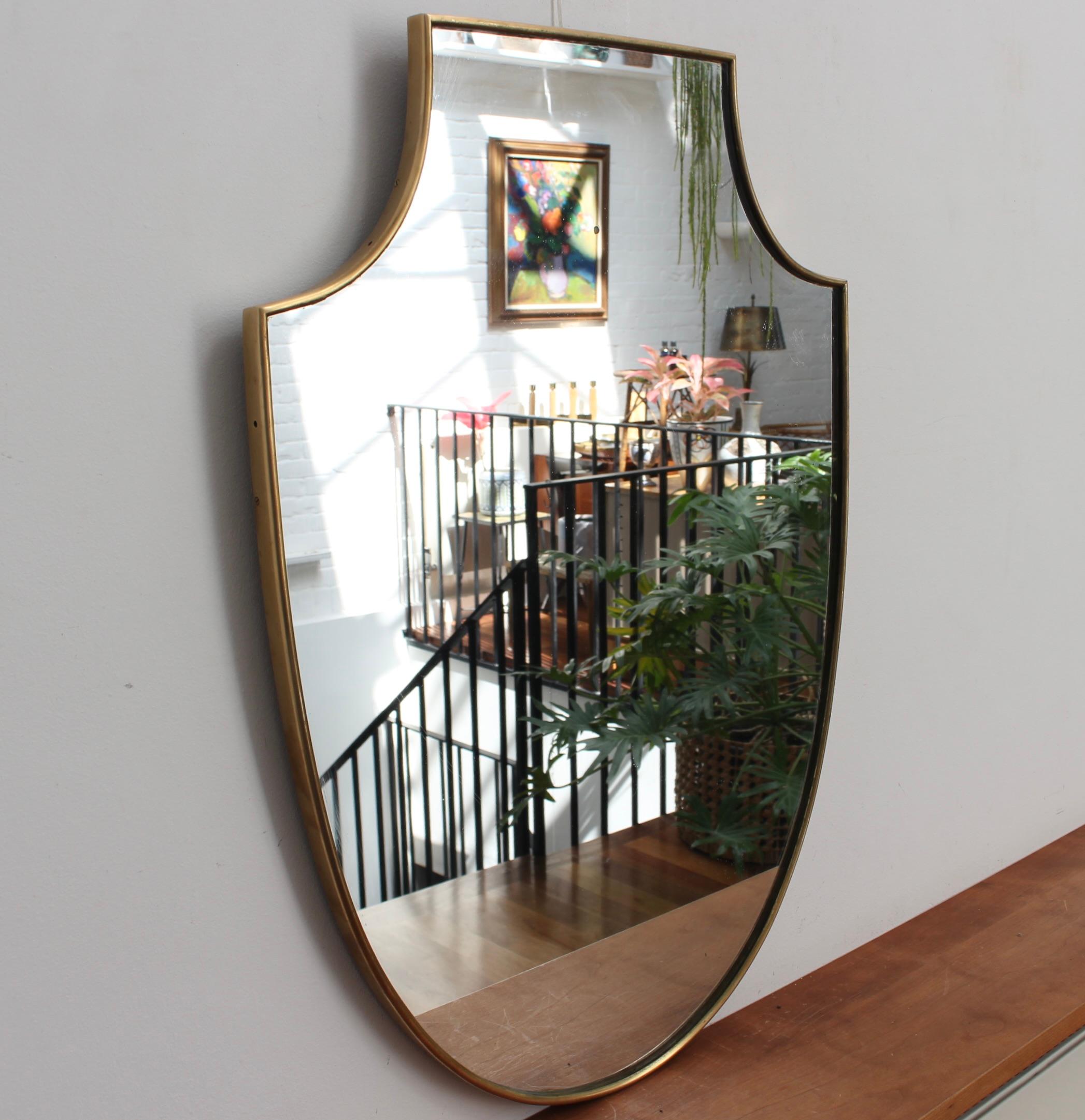 Mid-Century Modern Miroir mural italien vintage avec cadre en laiton (vers les années 1960) en vente