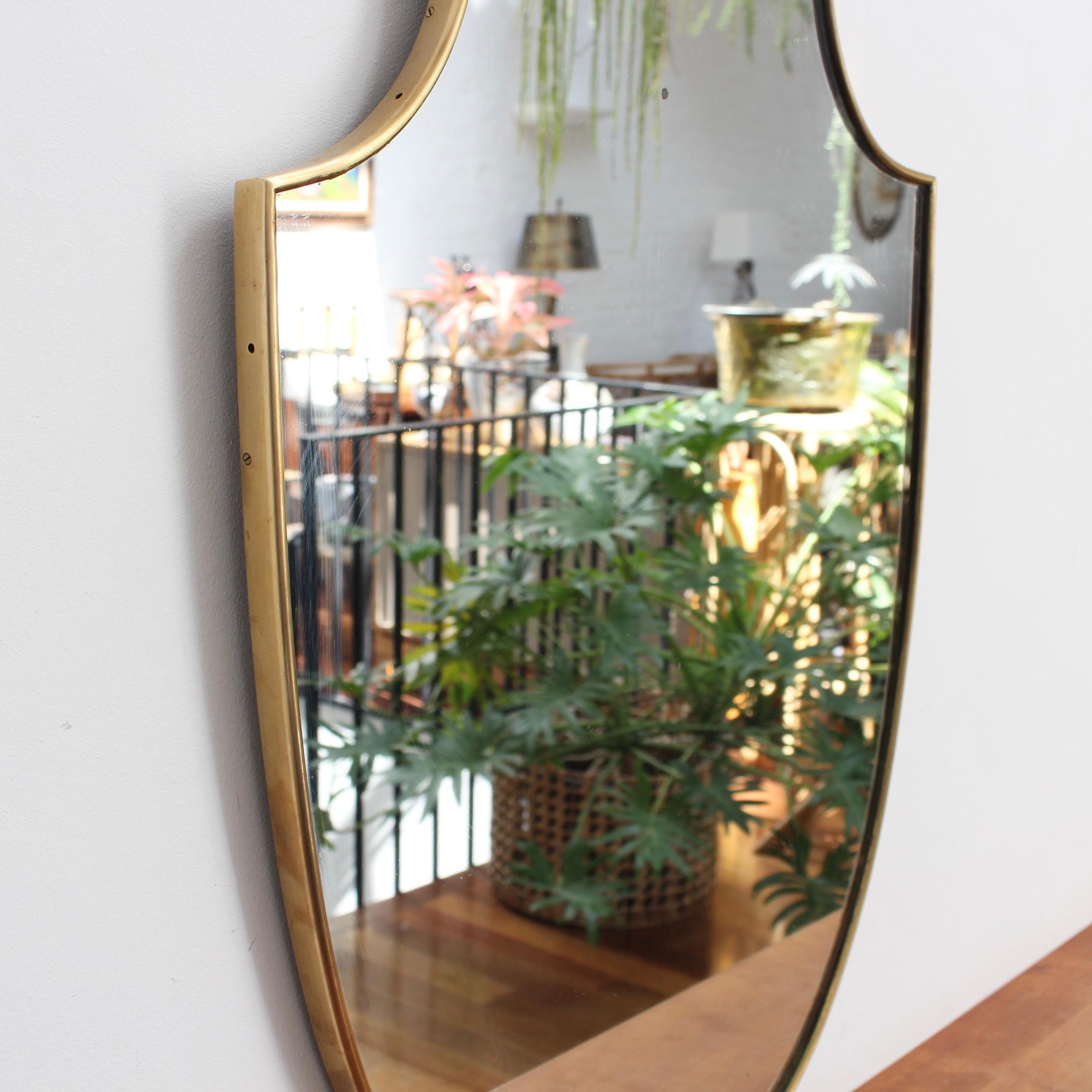 Milieu du XXe siècle Miroir mural italien vintage avec cadre en laiton (vers les années 1960) en vente