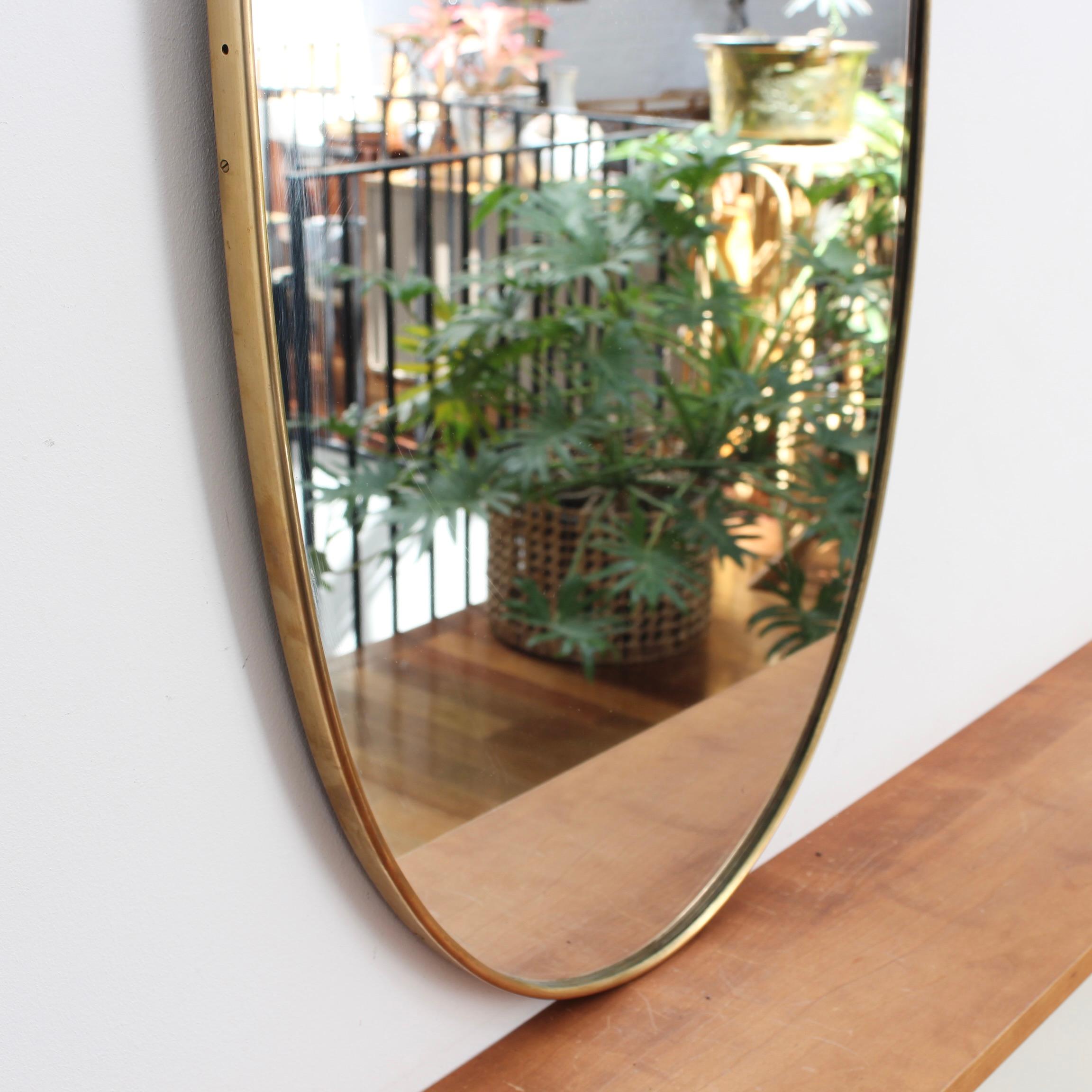 Laiton Miroir mural italien vintage avec cadre en laiton (vers les années 1960) en vente