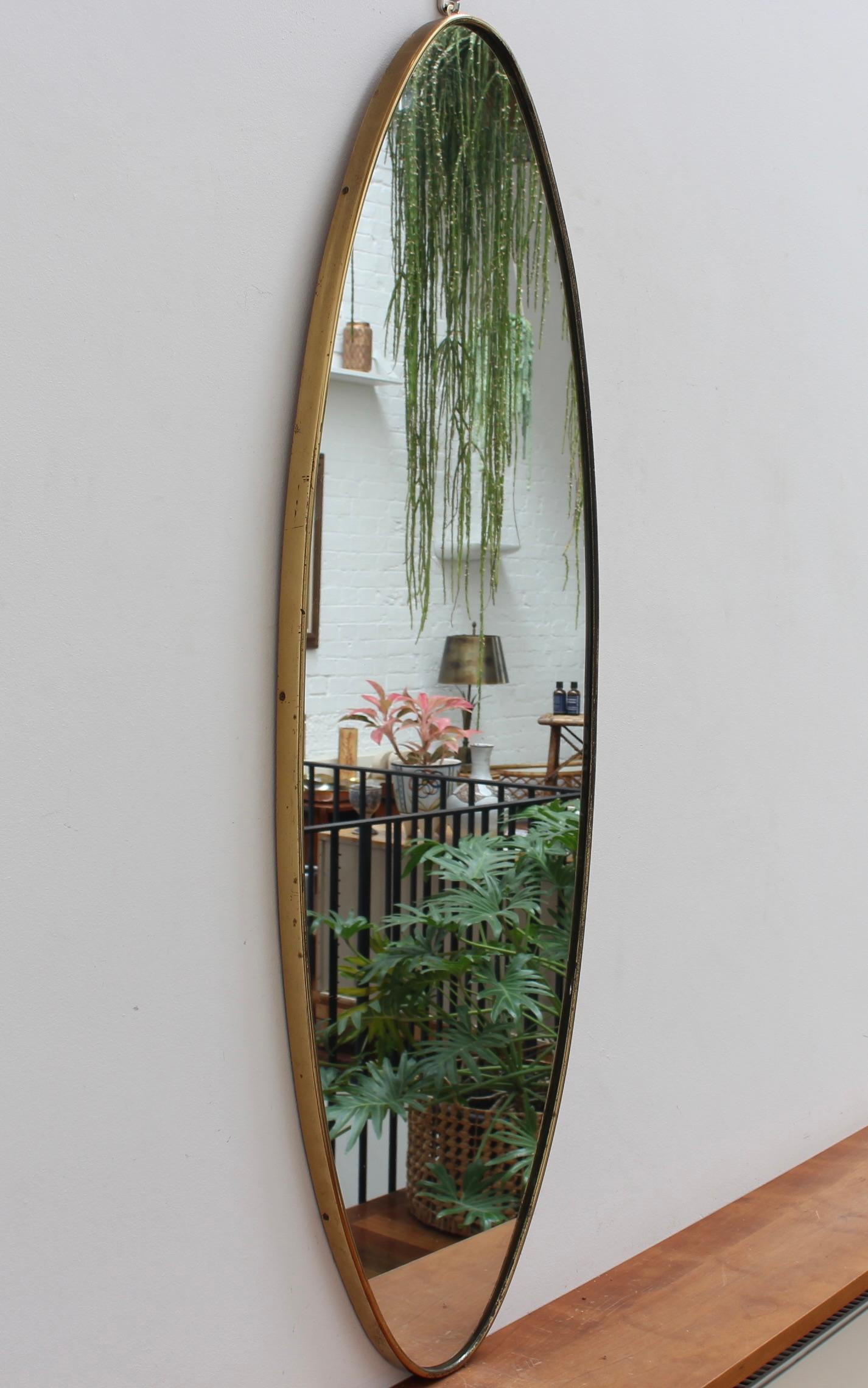 Mid-Century Modern Grand miroir mural italien vintage avec cadre en laiton (vers les années 1960) en vente