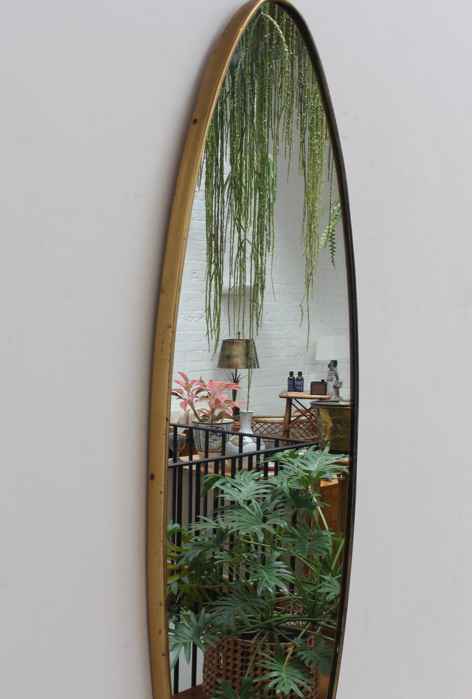 Grand miroir mural italien vintage avec cadre en laiton (vers les années 1960) Bon état - En vente à London, GB