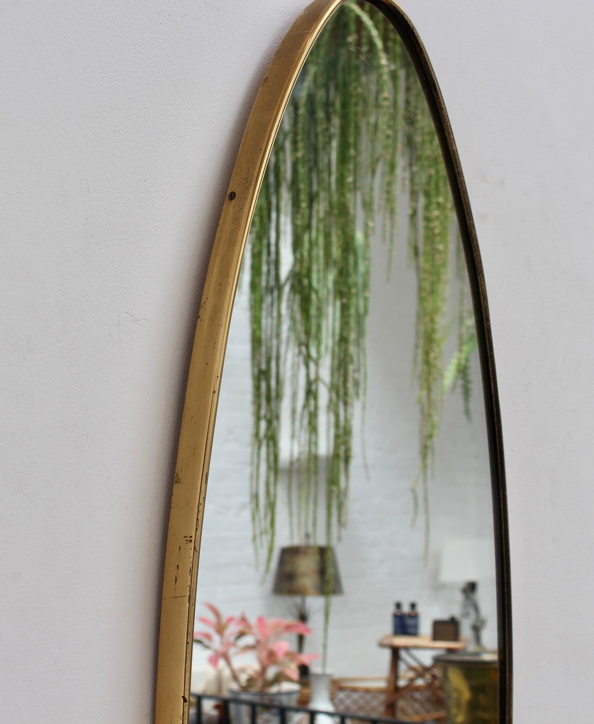 Milieu du XXe siècle Grand miroir mural italien vintage avec cadre en laiton (vers les années 1960) en vente