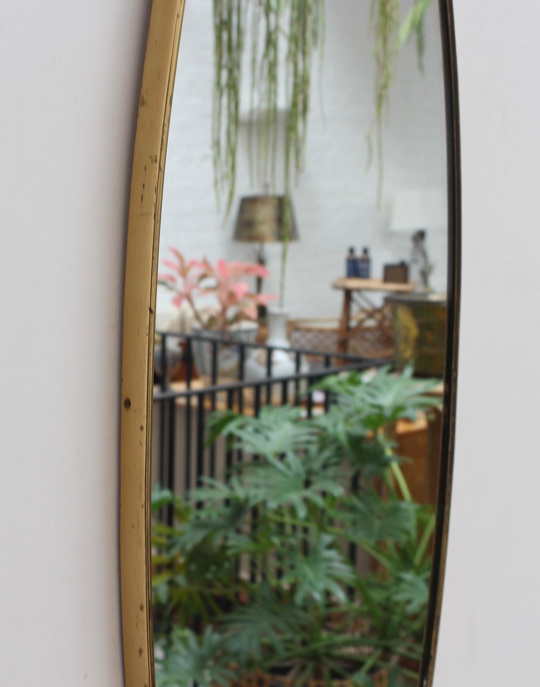 Laiton Grand miroir mural italien vintage avec cadre en laiton (vers les années 1960) en vente