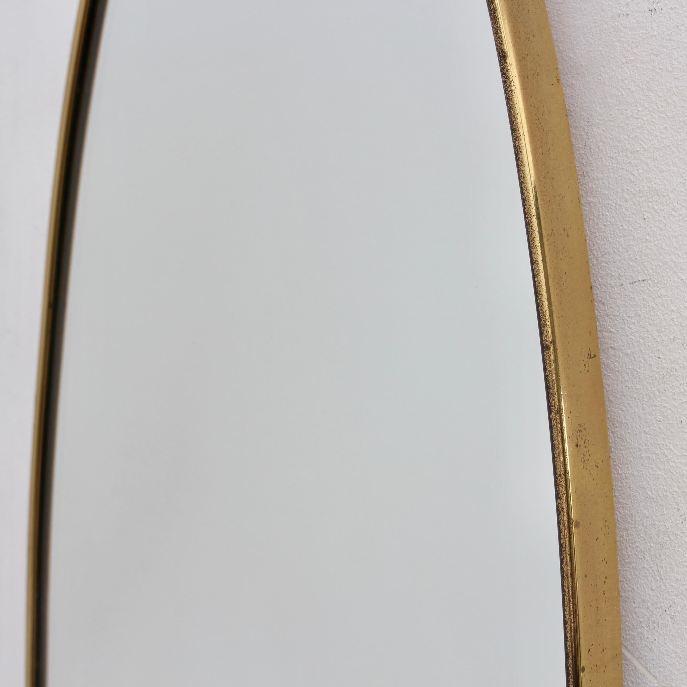Grand miroir mural italien vintage avec cadre en laiton (vers les années 1960) en vente 3
