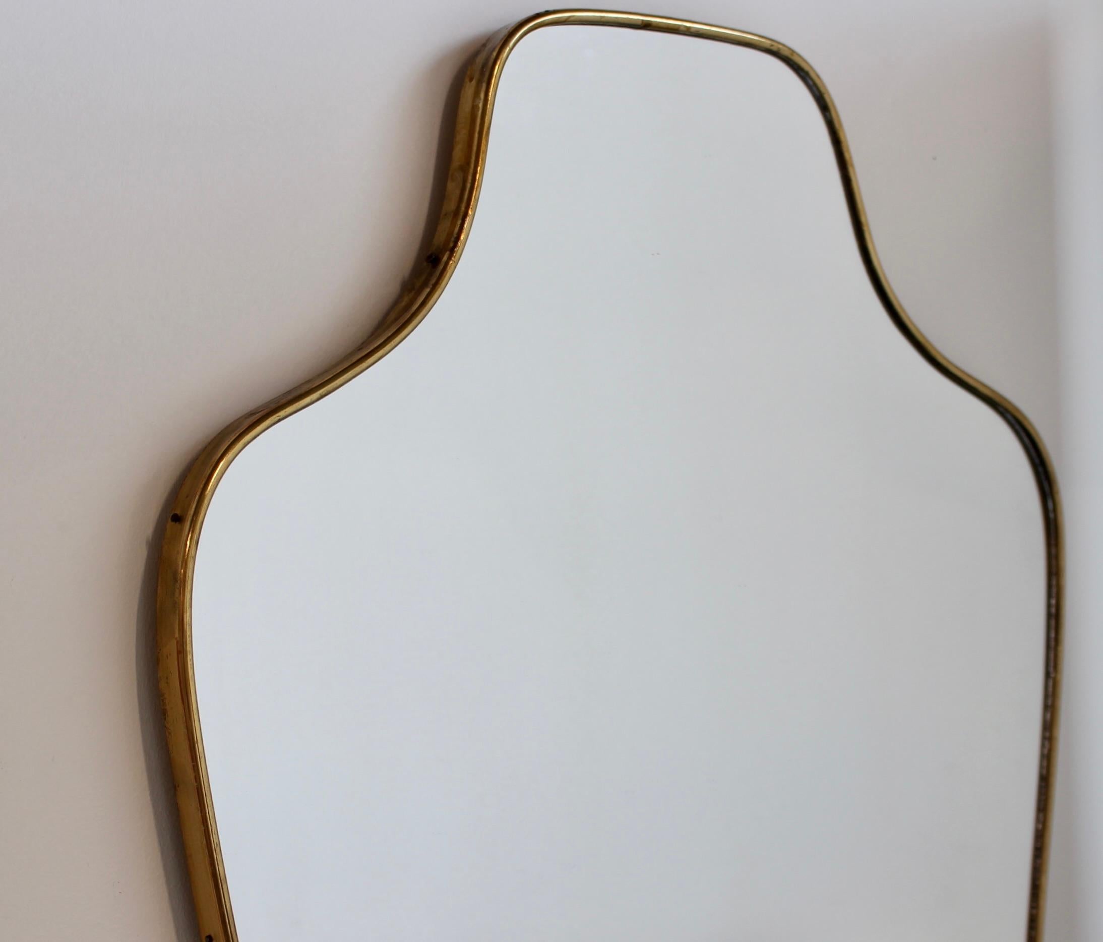 Mid-Century Modern Miroir mural italien vintage avec cadre en laiton (circa 1960) en vente