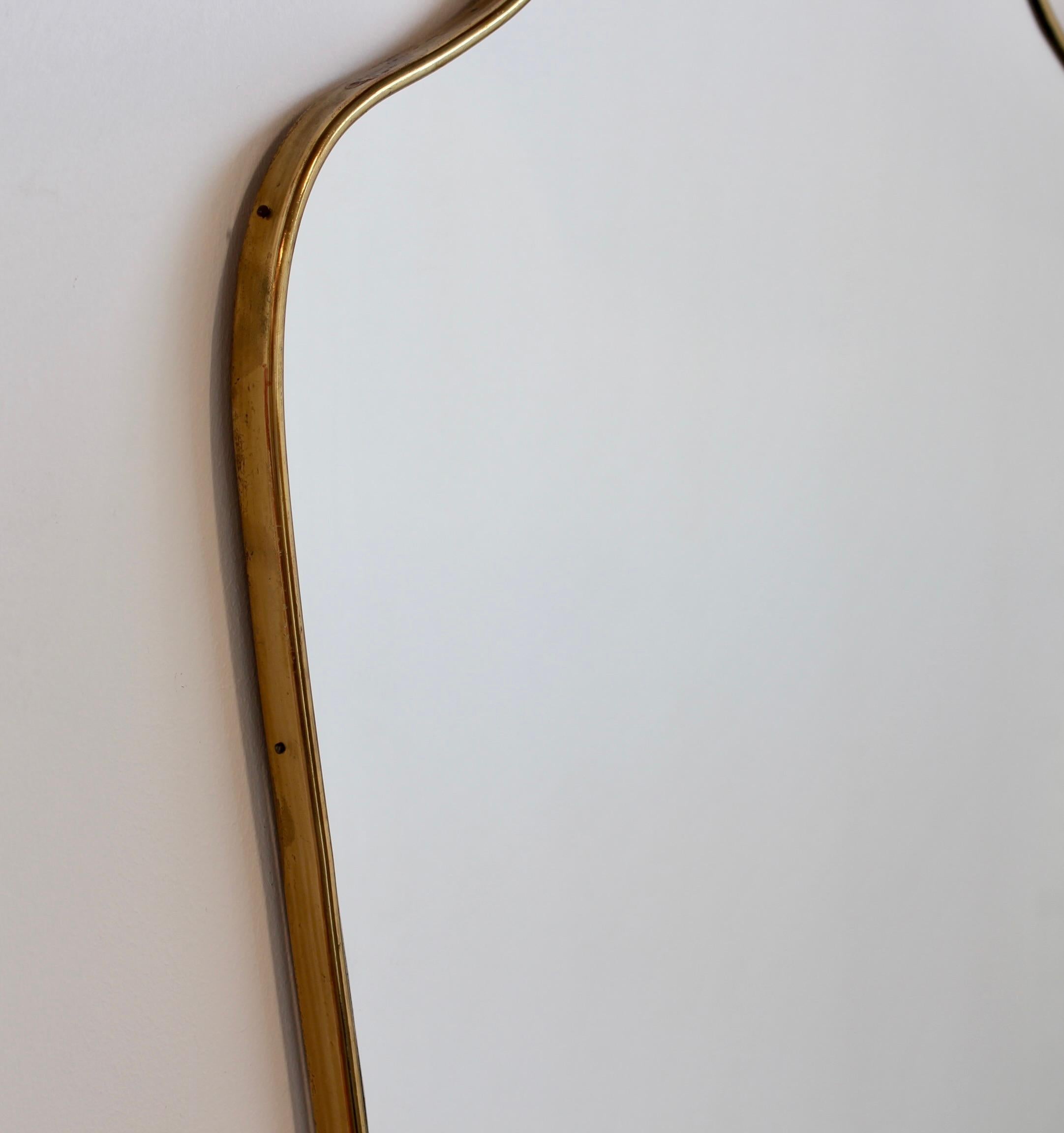 Miroir mural italien vintage avec cadre en laiton (circa 1960) Bon état - En vente à London, GB