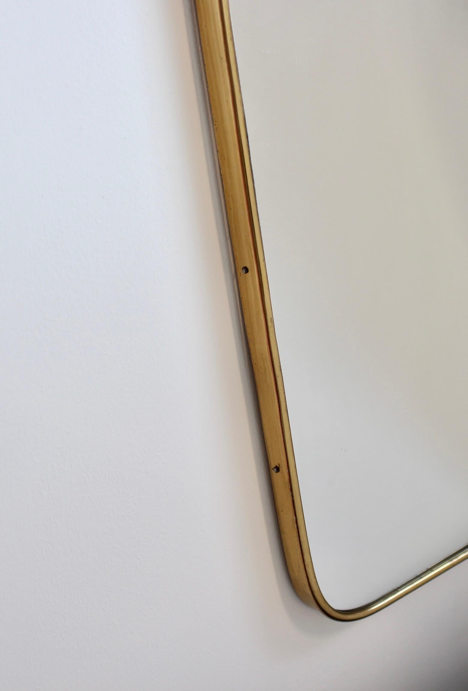 Milieu du XXe siècle Miroir mural italien vintage avec cadre en laiton (circa 1960) en vente