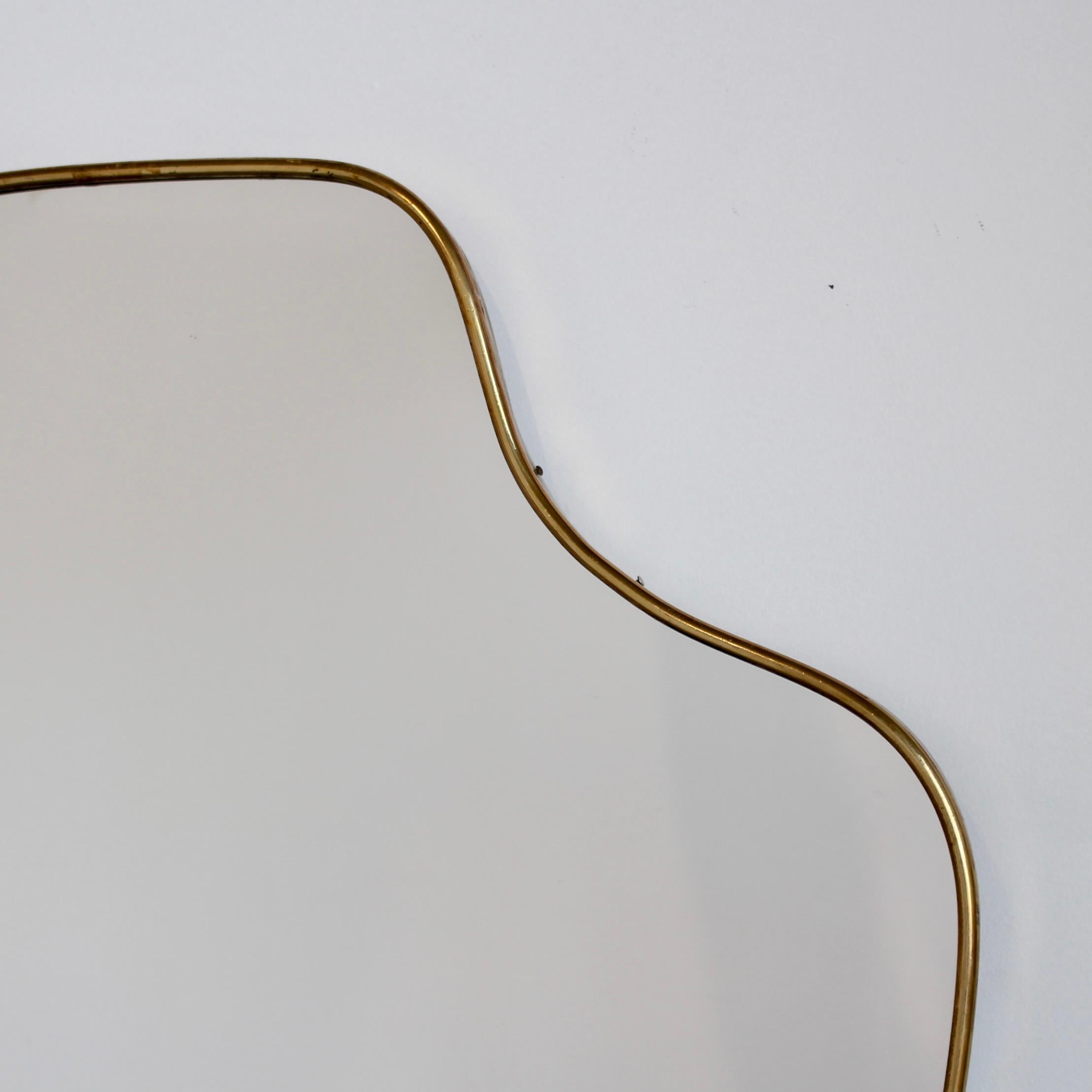 Métal Miroir mural italien vintage avec cadre en laiton (circa 1960) en vente