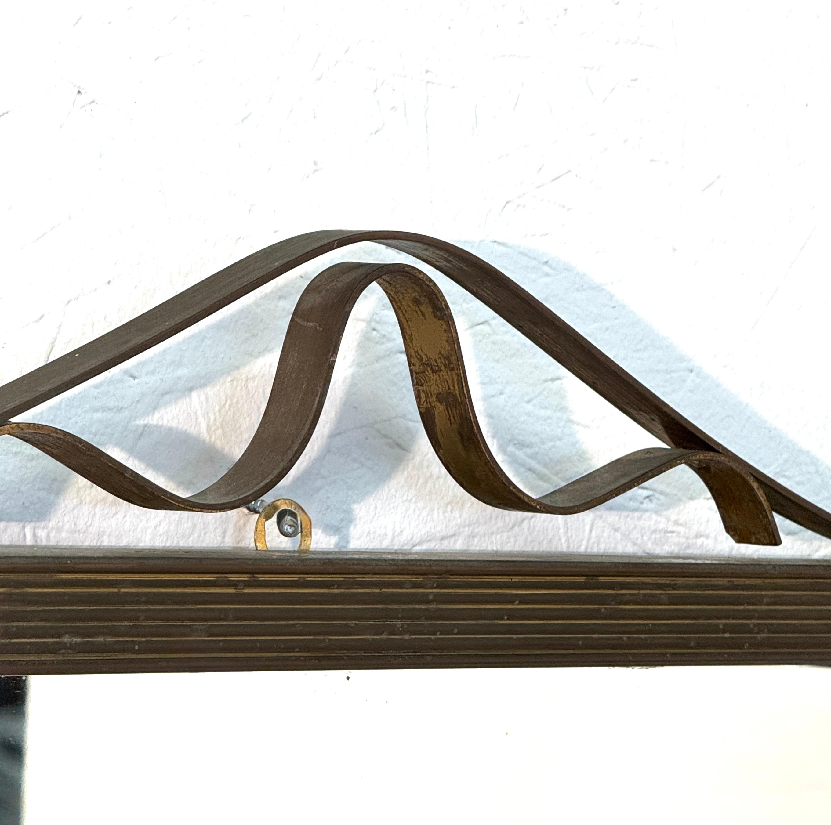 Specchio da parete italiano d'epoca con accenti metallici ornamentali, anni '70 In condizioni buone in vendita a Los Angeles, CA