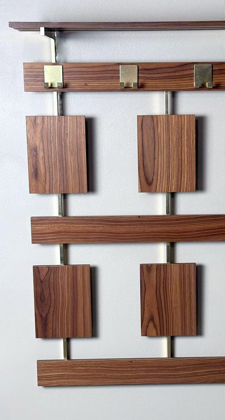 Italiano  Appendiabiti da parete in teak e ottone del Medioevo in vendita 3