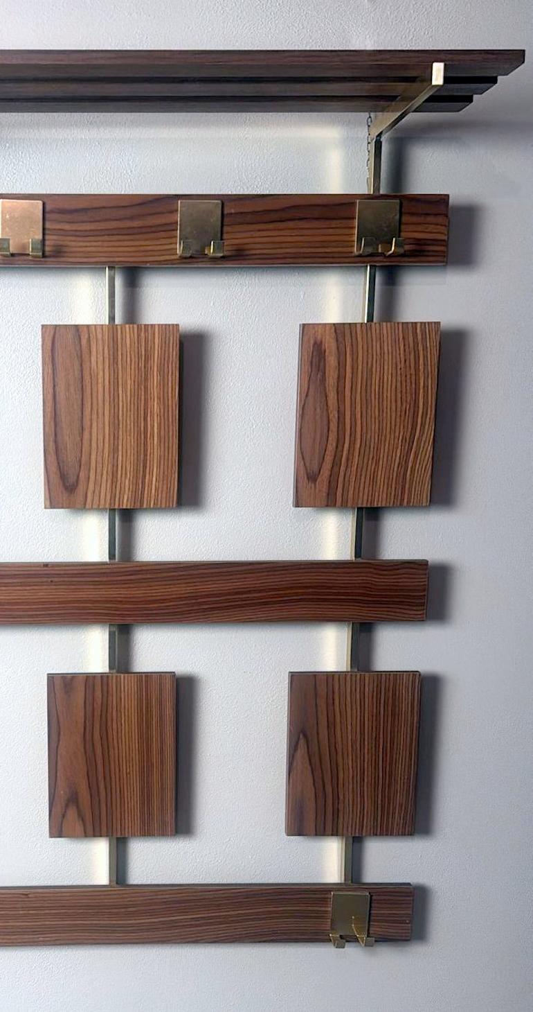 Italiano  Appendiabiti da parete in teak e ottone del Medioevo in vendita 4