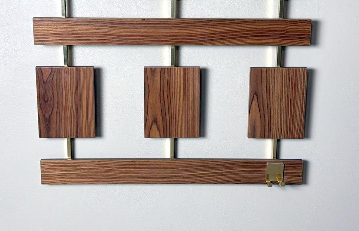 Italiano  Appendiabiti da parete in teak e ottone del Medioevo in vendita 5