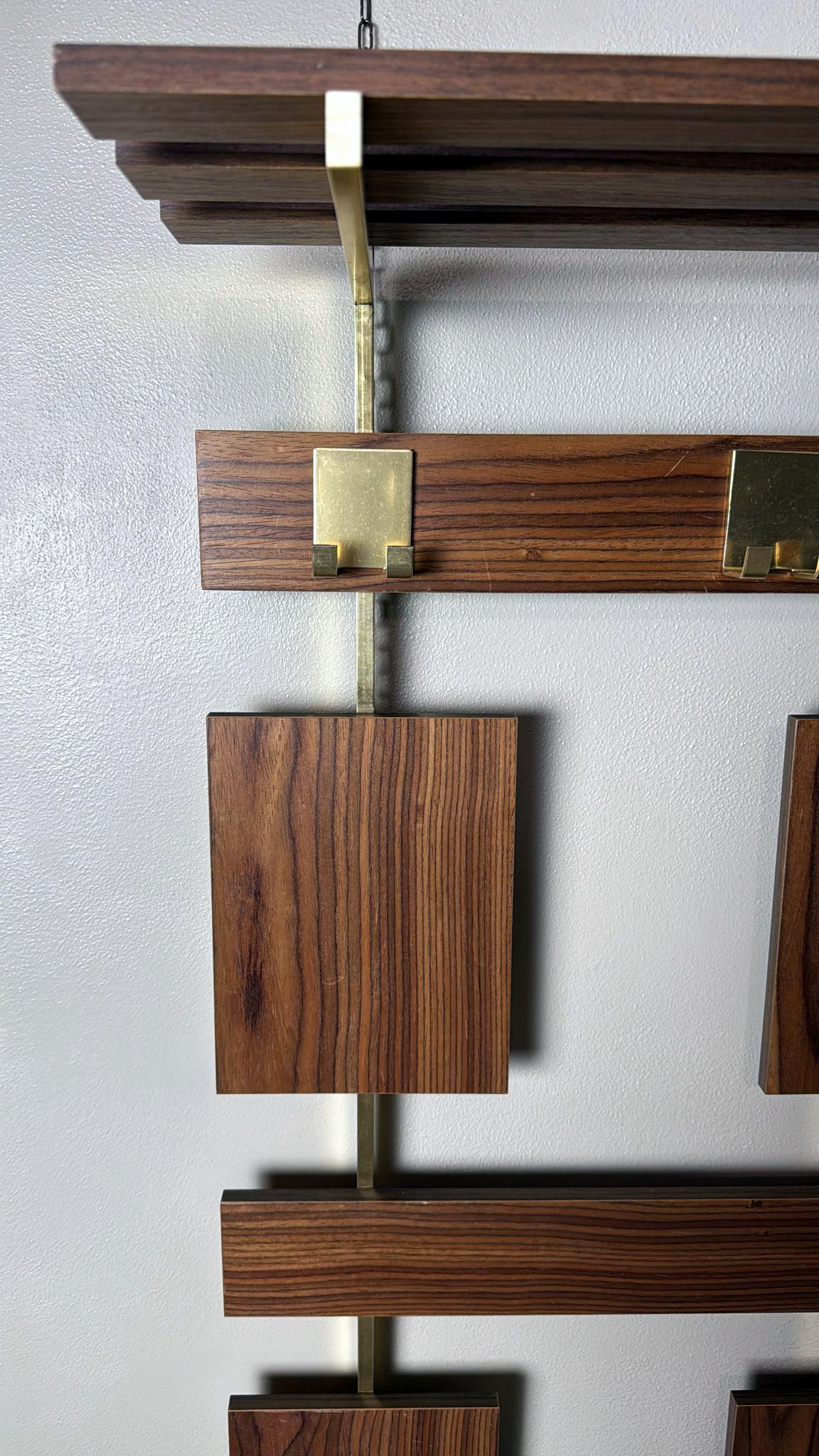 Italiano  Appendiabiti da parete in teak e ottone del Medioevo in vendita 6