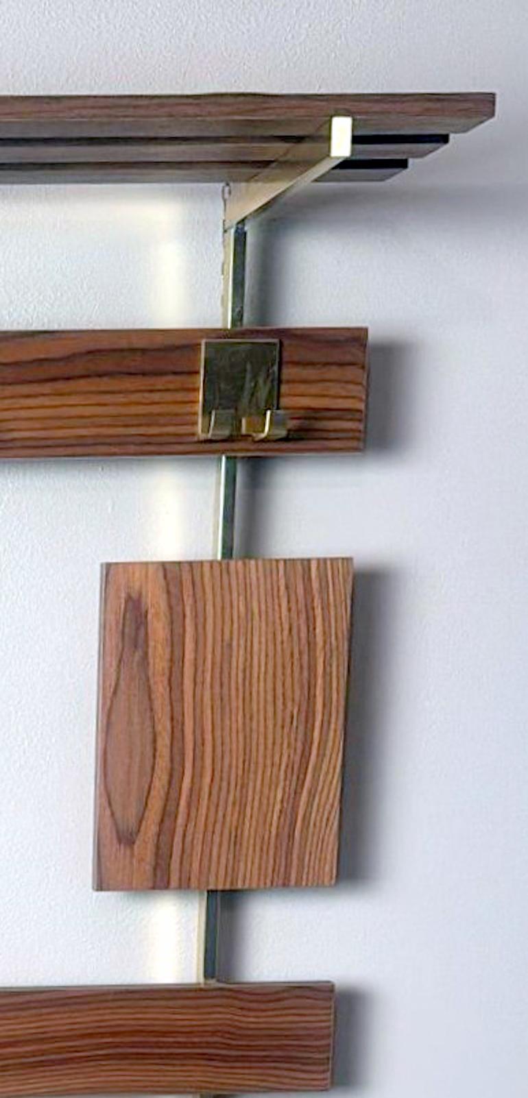 Italiano  Appendiabiti da parete in teak e ottone del Medioevo in vendita 7