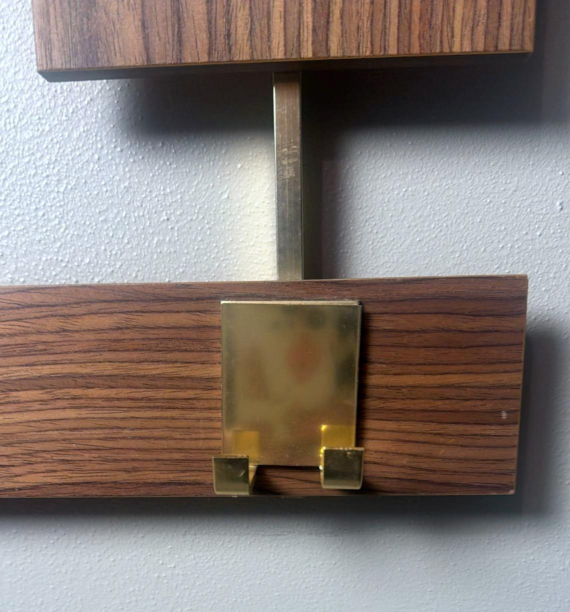 Italiano  Appendiabiti da parete in teak e ottone del Medioevo in vendita 8