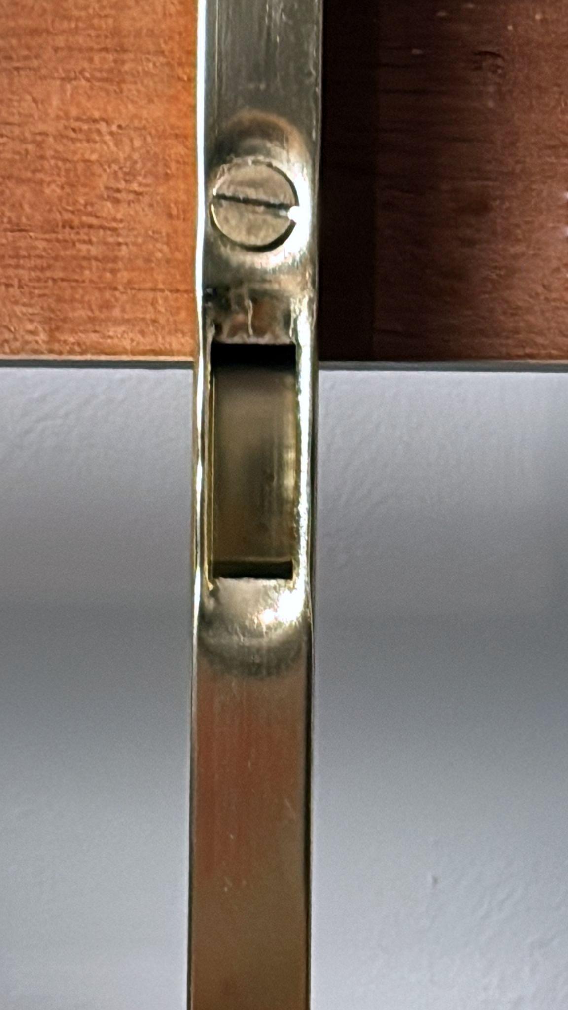 Italiano  Appendiabiti da parete in teak e ottone del Medioevo in vendita 10