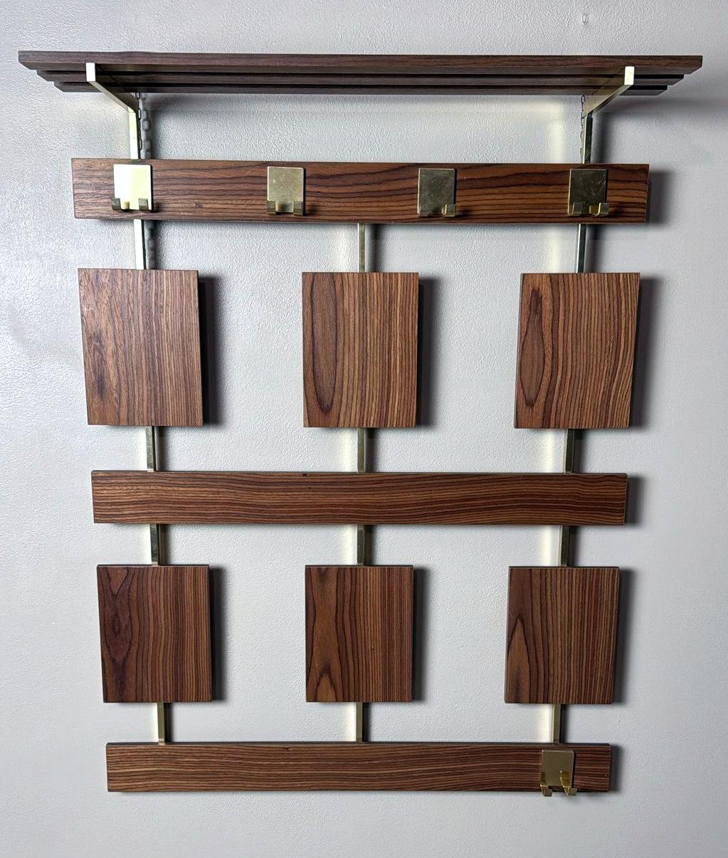 Mid-Century moderno Italiano  Appendiabiti da parete in teak e ottone del Medioevo in vendita