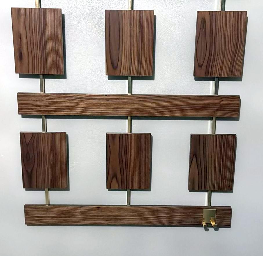 Italiano  Appendiabiti da parete in teak e ottone del Medioevo In condizioni buone in vendita a Prato, Tuscany