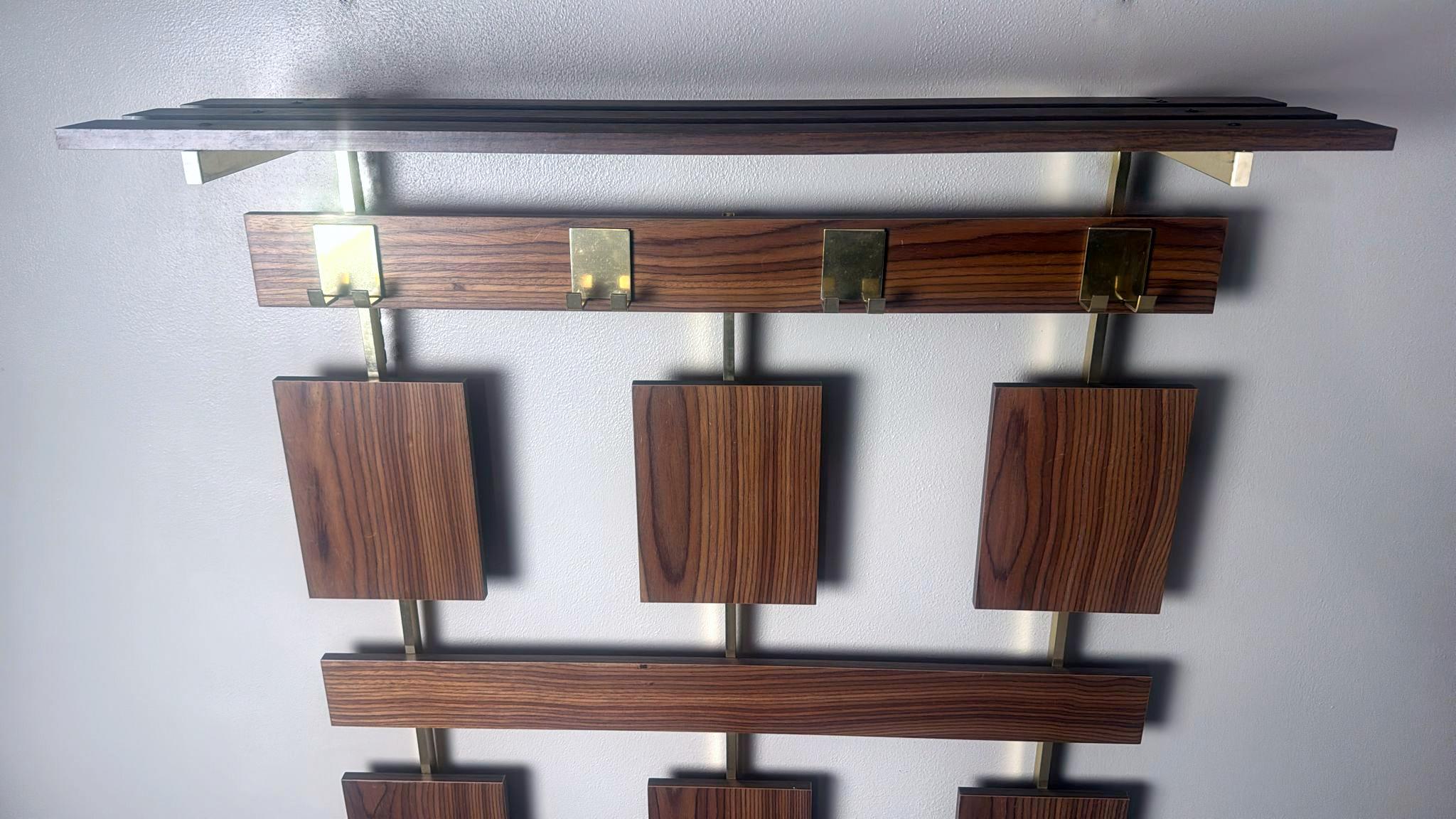 XX secolo Italiano  Appendiabiti da parete in teak e ottone del Medioevo in vendita