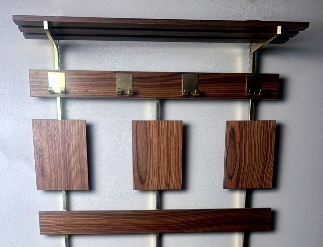 Ottone Italiano  Appendiabiti da parete in teak e ottone del Medioevo in vendita