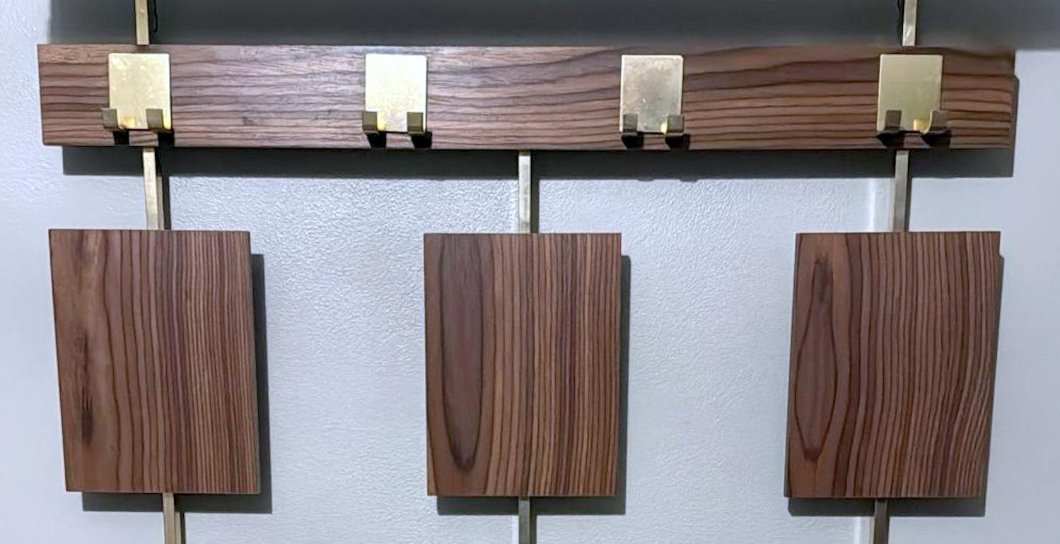 Italiano  Appendiabiti da parete in teak e ottone del Medioevo in vendita 1