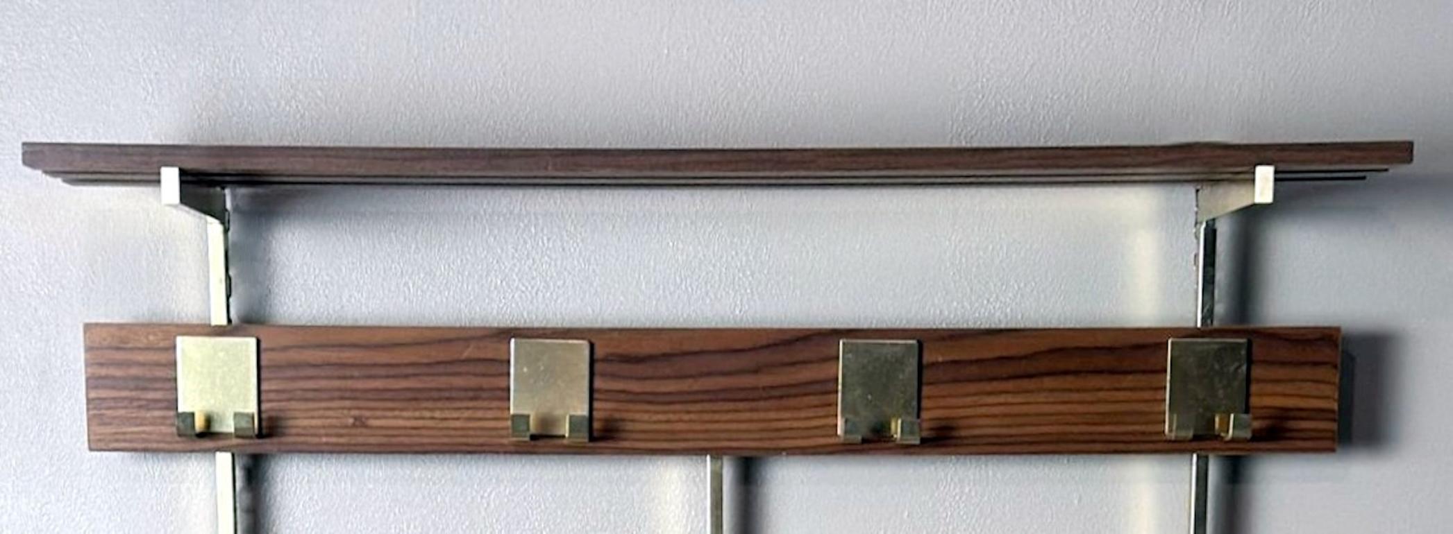Italiano  Appendiabiti da parete in teak e ottone del Medioevo in vendita 2
